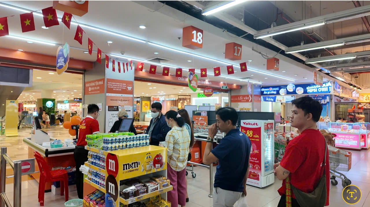 TP HCM: b&ugrave;ng nổ khuyến m&atilde;i, người d&acirc;n mua sắm sớm để ăn mừng đại lễ 30-4 - Ảnh 5.