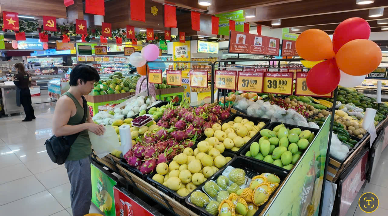TP HCM: b&ugrave;ng nổ khuyến m&atilde;i, người d&acirc;n mua sắm sớm để ăn mừng đại lễ 30-4 - Ảnh 2.