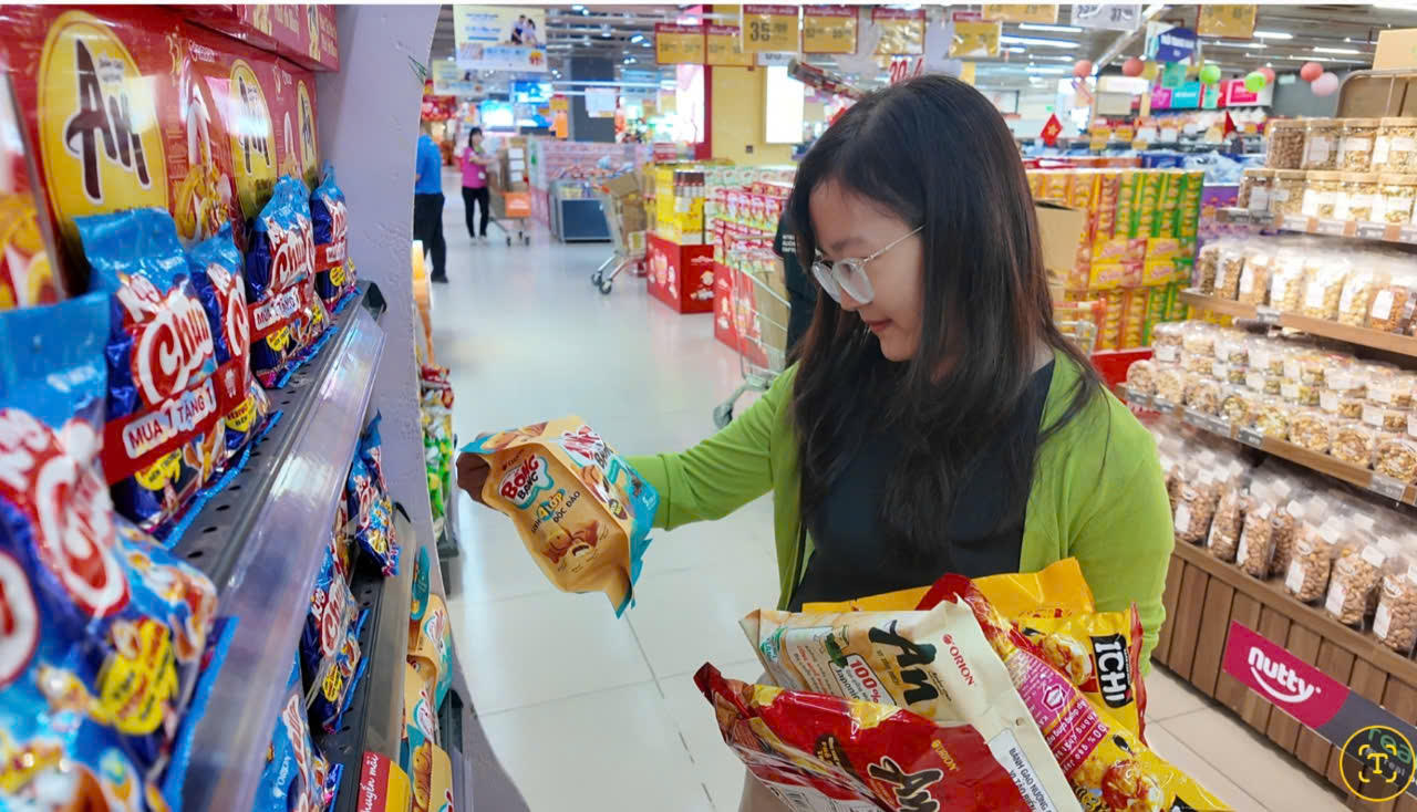 TP HCM: b&ugrave;ng nổ khuyến m&atilde;i, người d&acirc;n mua sắm sớm để ăn mừng đại lễ 30-4 - Ảnh 1.