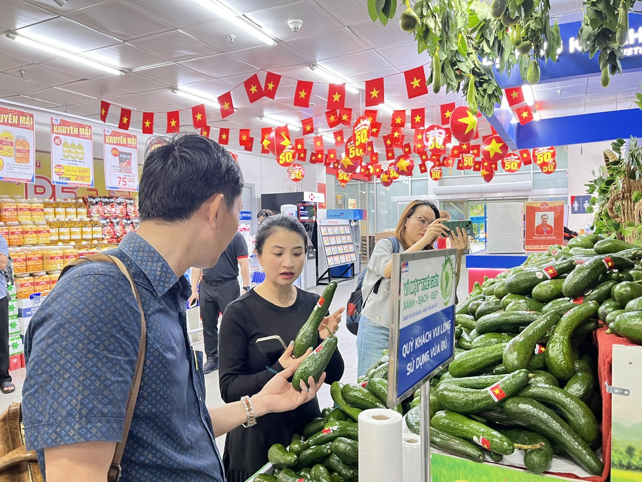 TP HCM: b&ugrave;ng nổ khuyến m&atilde;i, người d&acirc;n mua sắm sớm để ăn mừng đại lễ 30-4 - Ảnh 3.