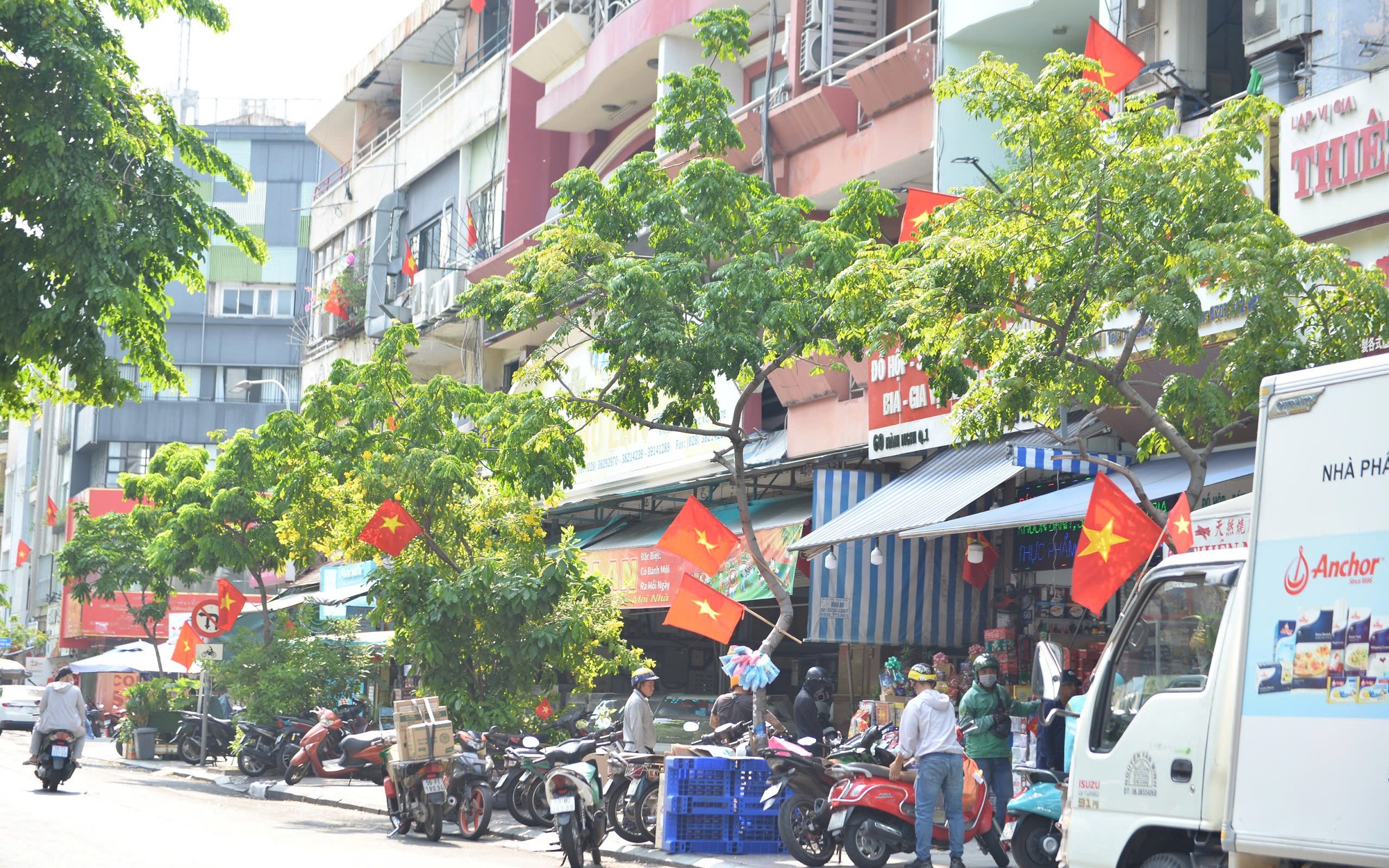 TP HCM: Phố phường rực rỡ cờ Tổ quốc
