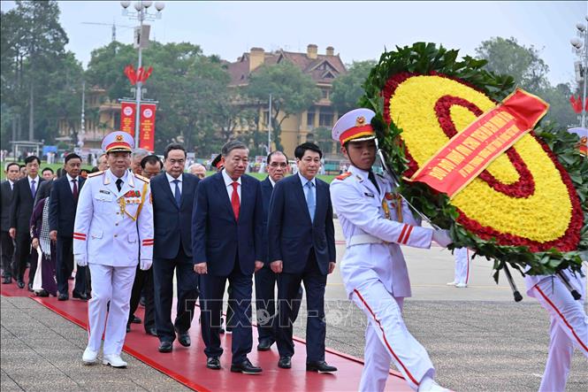 L&atilde;nh đạo Đảng, Nh&agrave; nước v&agrave;o Lăng viếng Chủ tịch Hồ Ch&iacute; Minh - Ảnh 1.