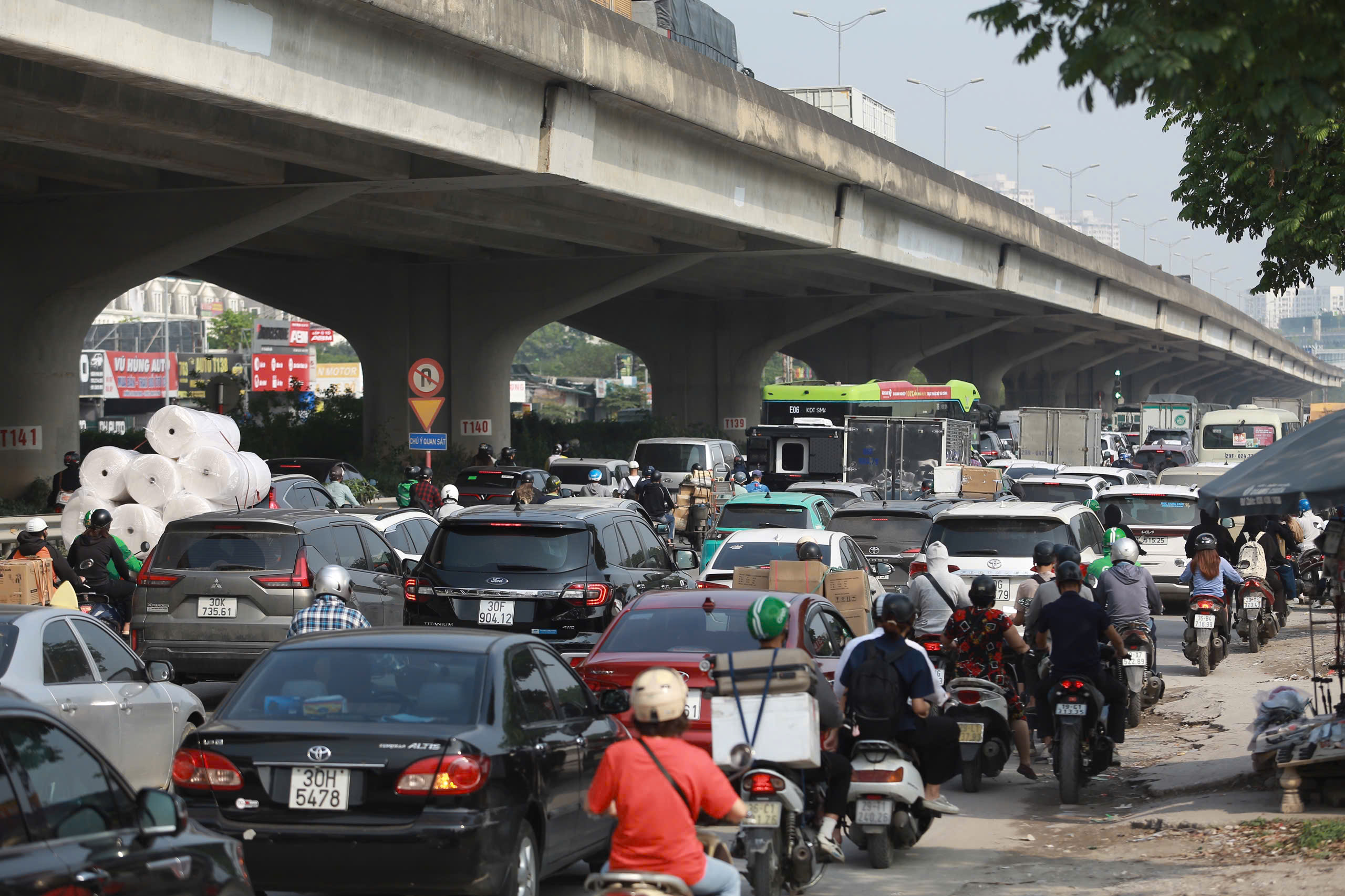 Người d&acirc;n đổ về qu&ecirc;, nhiều tuyến đường cửa ng&otilde; H&agrave; Nội &ugrave;n tắc- Ảnh 5.