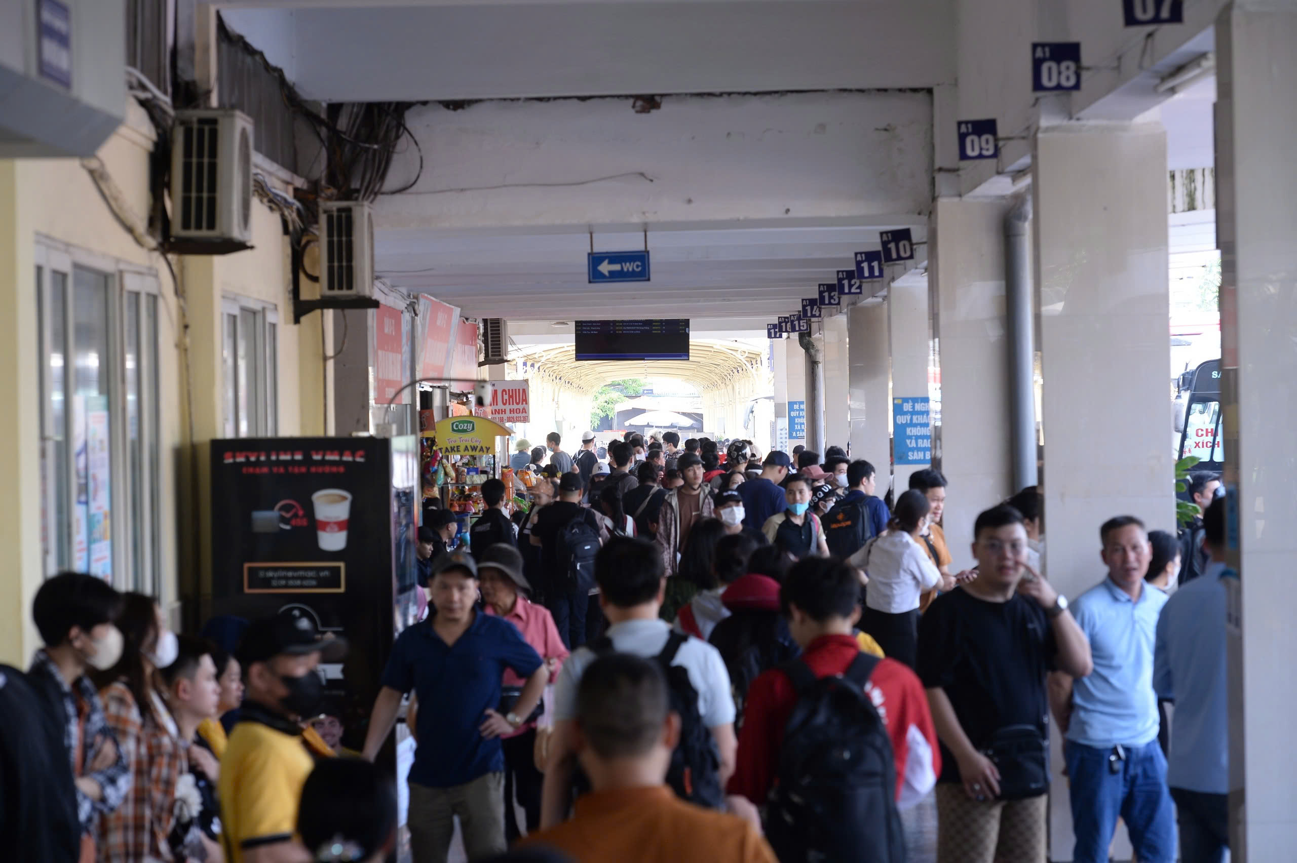 Người d&acirc;n đổ về qu&ecirc;, nhiều tuyến đường cửa ng&otilde; H&agrave; Nội &ugrave;n tắc- Ảnh 9.