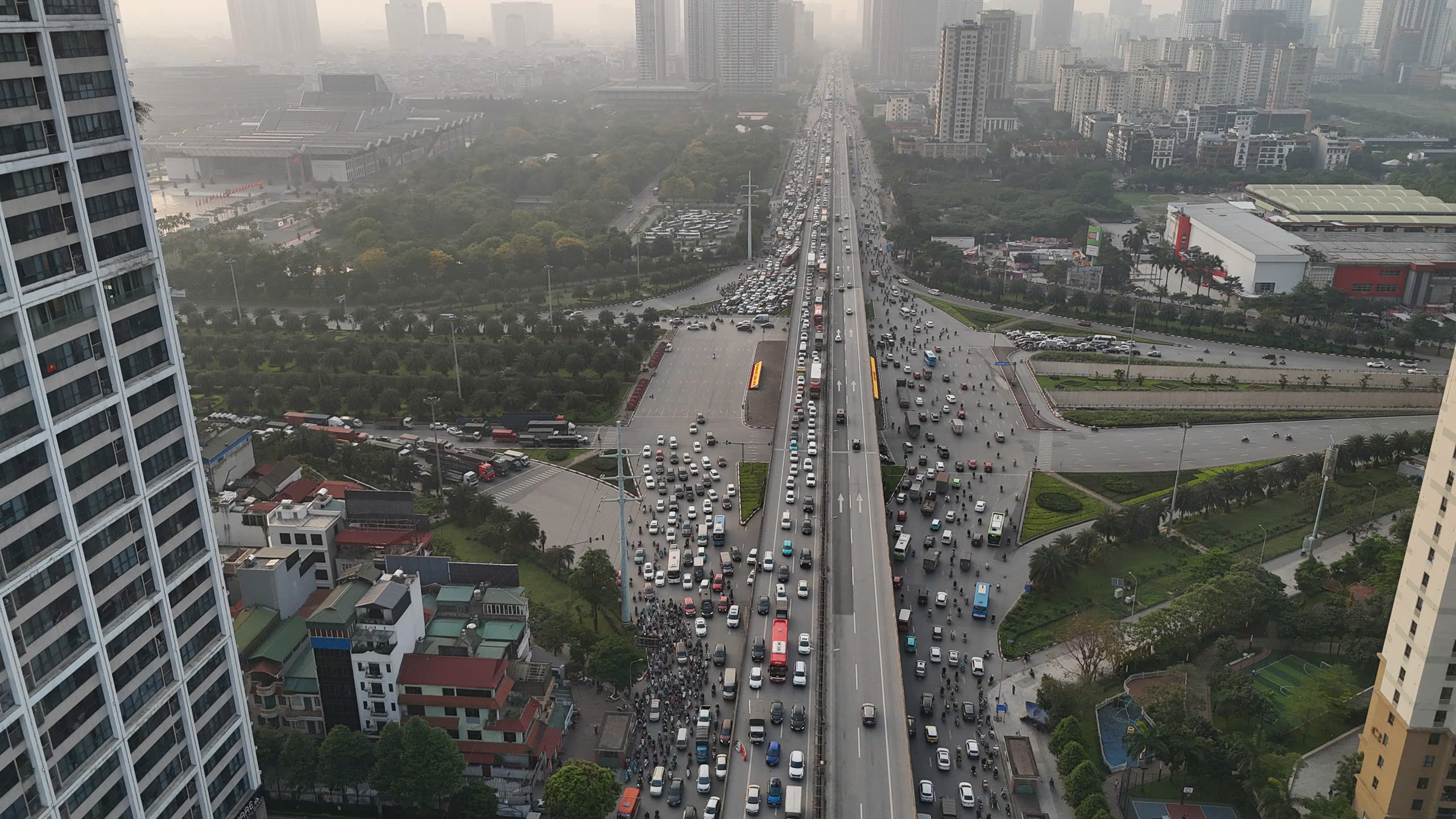 Người d&acirc;n đổ về qu&ecirc;, nhiều tuyến đường cửa ng&otilde; H&agrave; Nội &ugrave;n tắc- Ảnh 2.