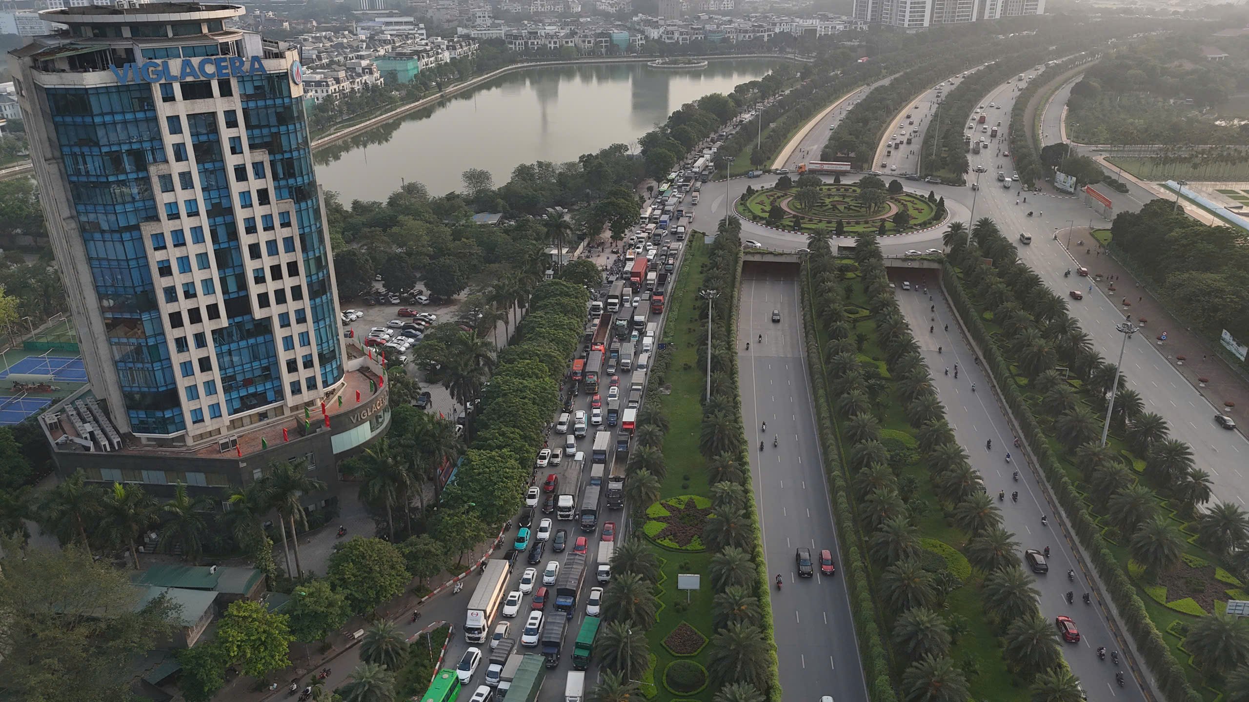 Người d&acirc;n đổ về qu&ecirc;, nhiều tuyến đường cửa ng&otilde; H&agrave; Nội &ugrave;n tắc- Ảnh 3.
