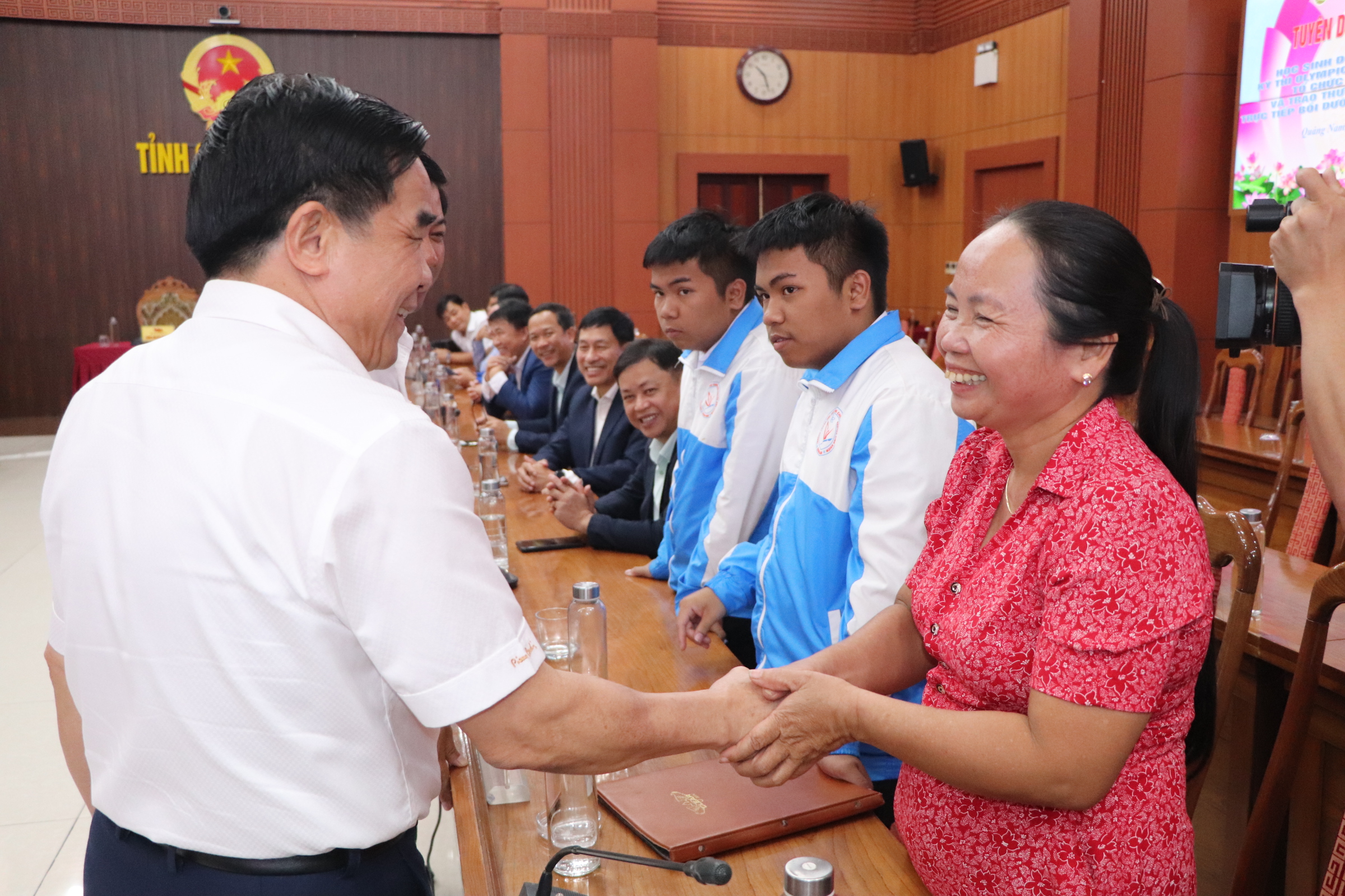 Bí thư, Chủ tịch Quảng Nam dự thưởng "nóng" 300 triệu cho 2 anh em sinh đôi - Ảnh 2.