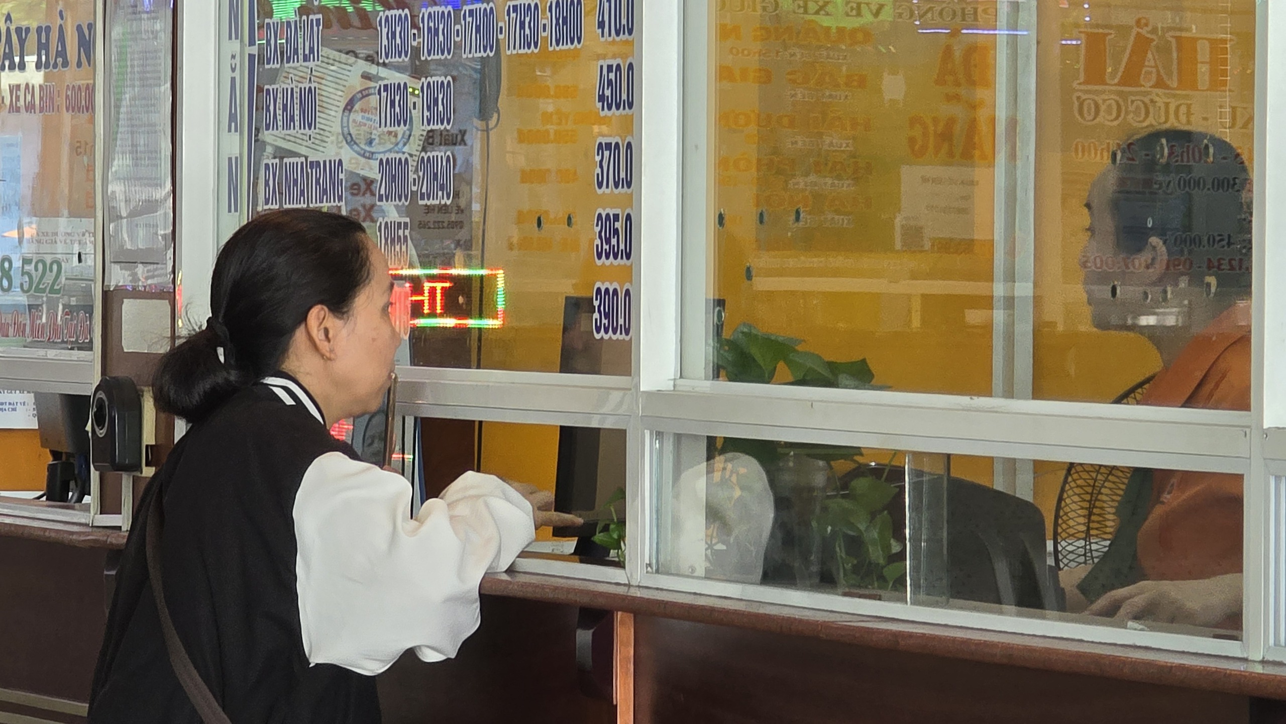 H&igrave;nh ảnh bến xe trung t&acirc;m Đ&agrave; Nẵng trước dịp nghỉ lễ 30-4 - Ảnh 2.