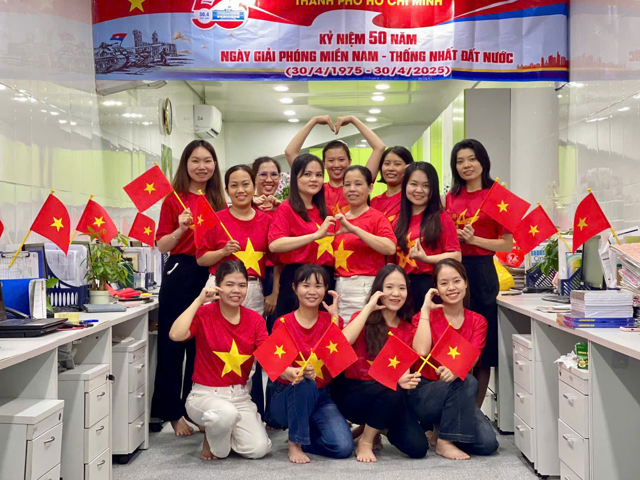 Giám đốc cùng công nhân hát vang "Như có Bác Hồ trong ngày vui đại thắng"- Ảnh 1.