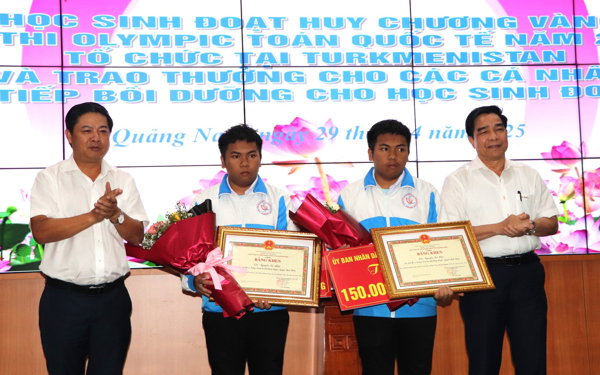Bí thư, Chủ tịch Quảng Nam cùng dự thưởng "nóng" 300 triệu đồng cho anh em sinh đôi