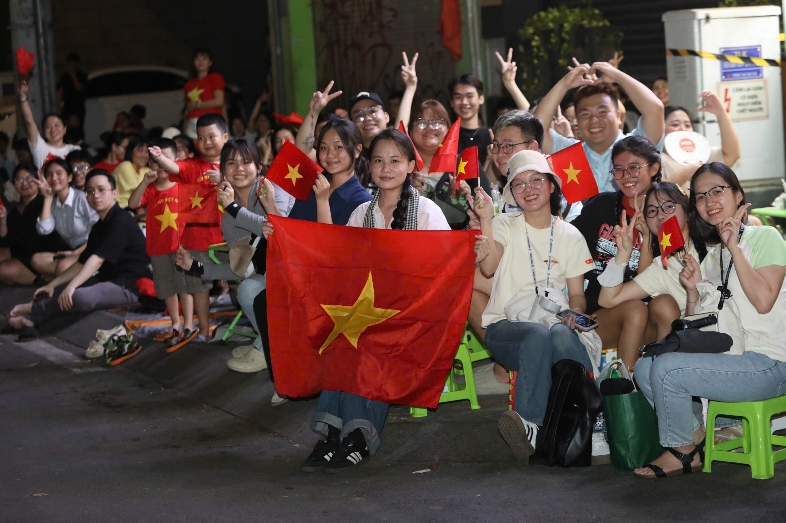 Những bạn trẻ ngồi từ trưa tới rạng s&aacute;ng chờ xem diễu binh, diễu h&agrave;nh ng&agrave;y 30-4- Ảnh 10.