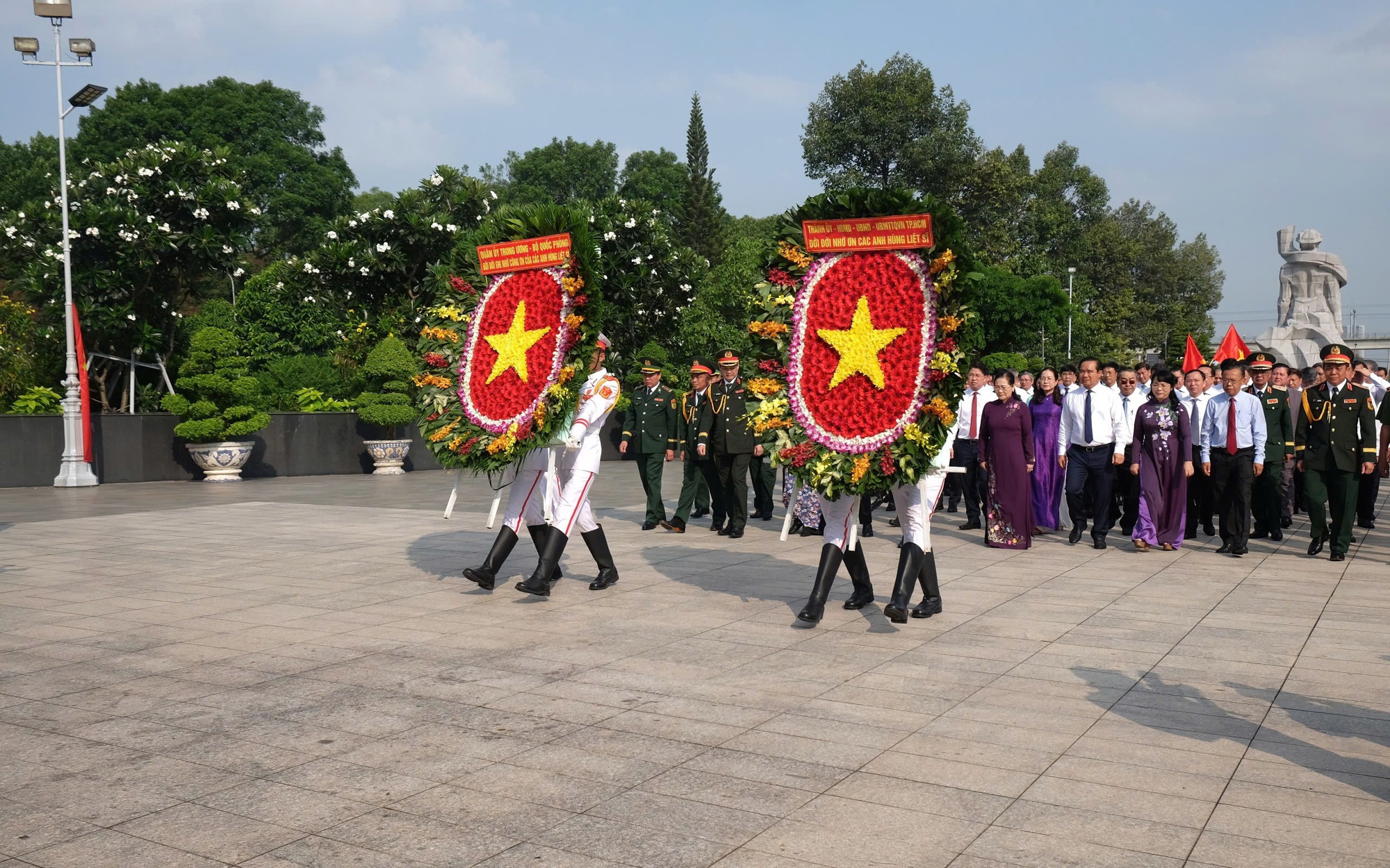 Tổng Bí thư Tô Lâm dâng hoa Chủ tịch Hồ Chí Minh- Ảnh 3.