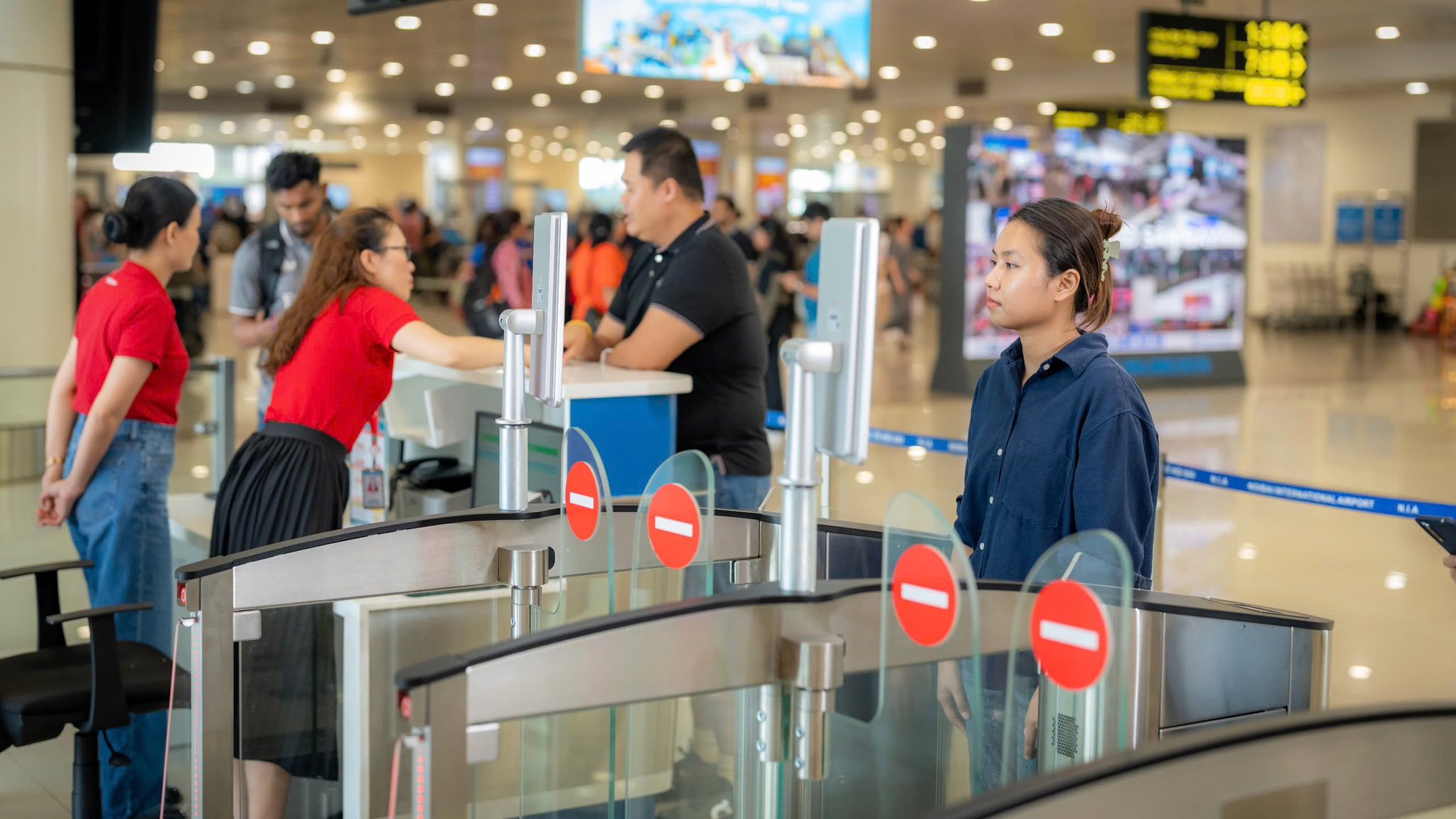 Nội Bài bước vào ngày cao điểm nhất kỳ nghỉ lễ 30-4, 1-5 - Ảnh 2.