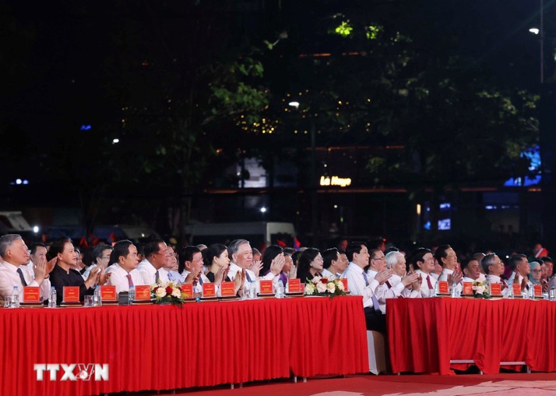 Tổng Bí thư Tô Lâm dự Chương trình nghệ thuật đặc biệt "Mùa Xuân thống nhất" - Ảnh 1.