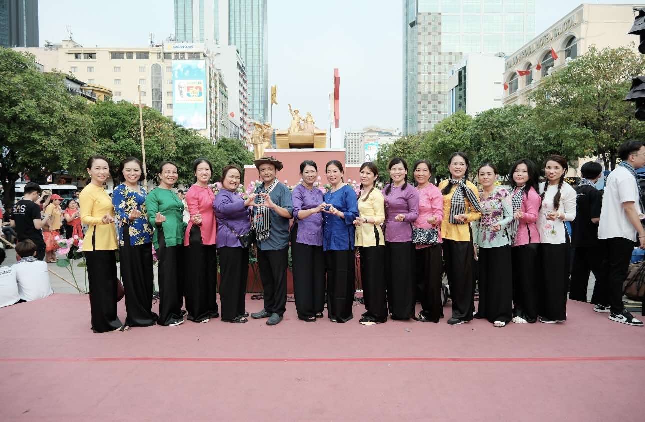 "Vũ hội khăn rằn" - Bản hùng ca tuyệt đẹp chào mừng 50 năm thống nhất đất nước- Ảnh 2.