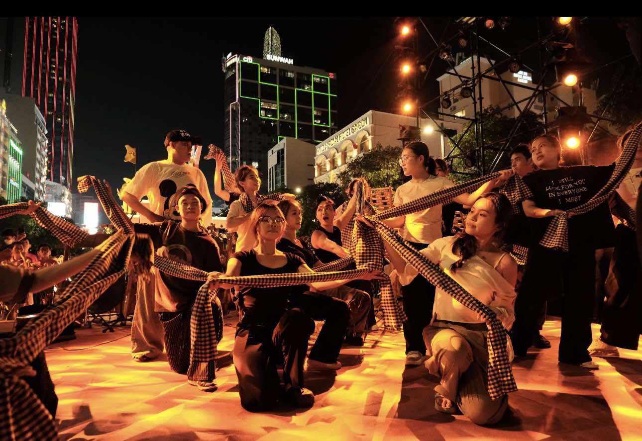 "Vũ hội khăn rằn" - Bản hùng ca tuyệt đẹp chào mừng 50 năm thống nhất đất nước- Ảnh 1.