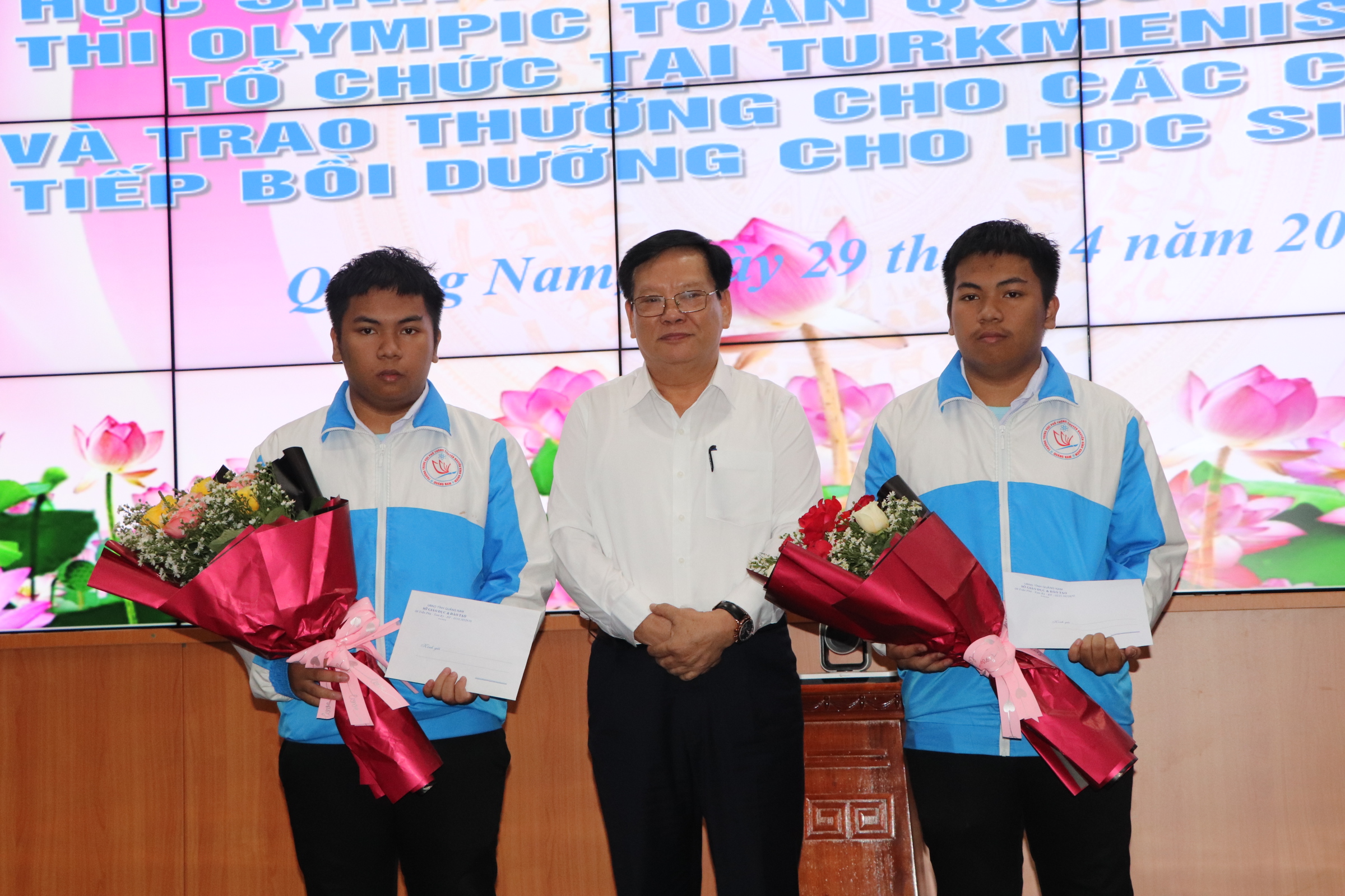 Bí thư, Chủ tịch Quảng Nam dự thưởng "nóng" 300 triệu cho 2 anh em sinh đôi - Ảnh 4.