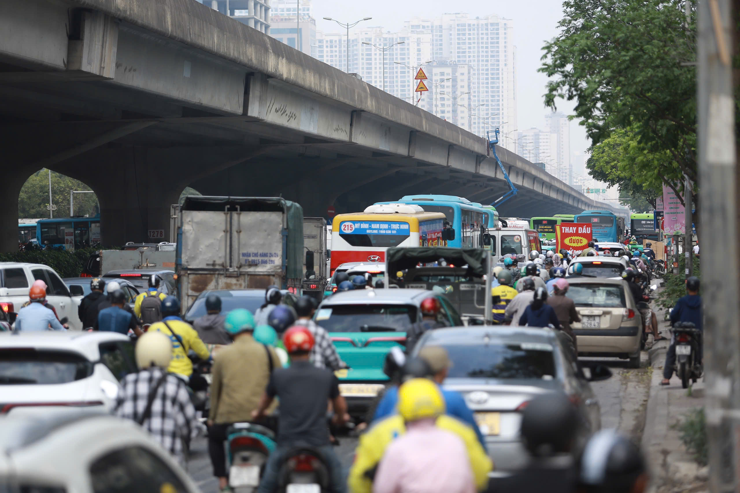 Người d&acirc;n đổ về qu&ecirc;, nhiều tuyến đường cửa ng&otilde; H&agrave; Nội &ugrave;n tắc- Ảnh 6.