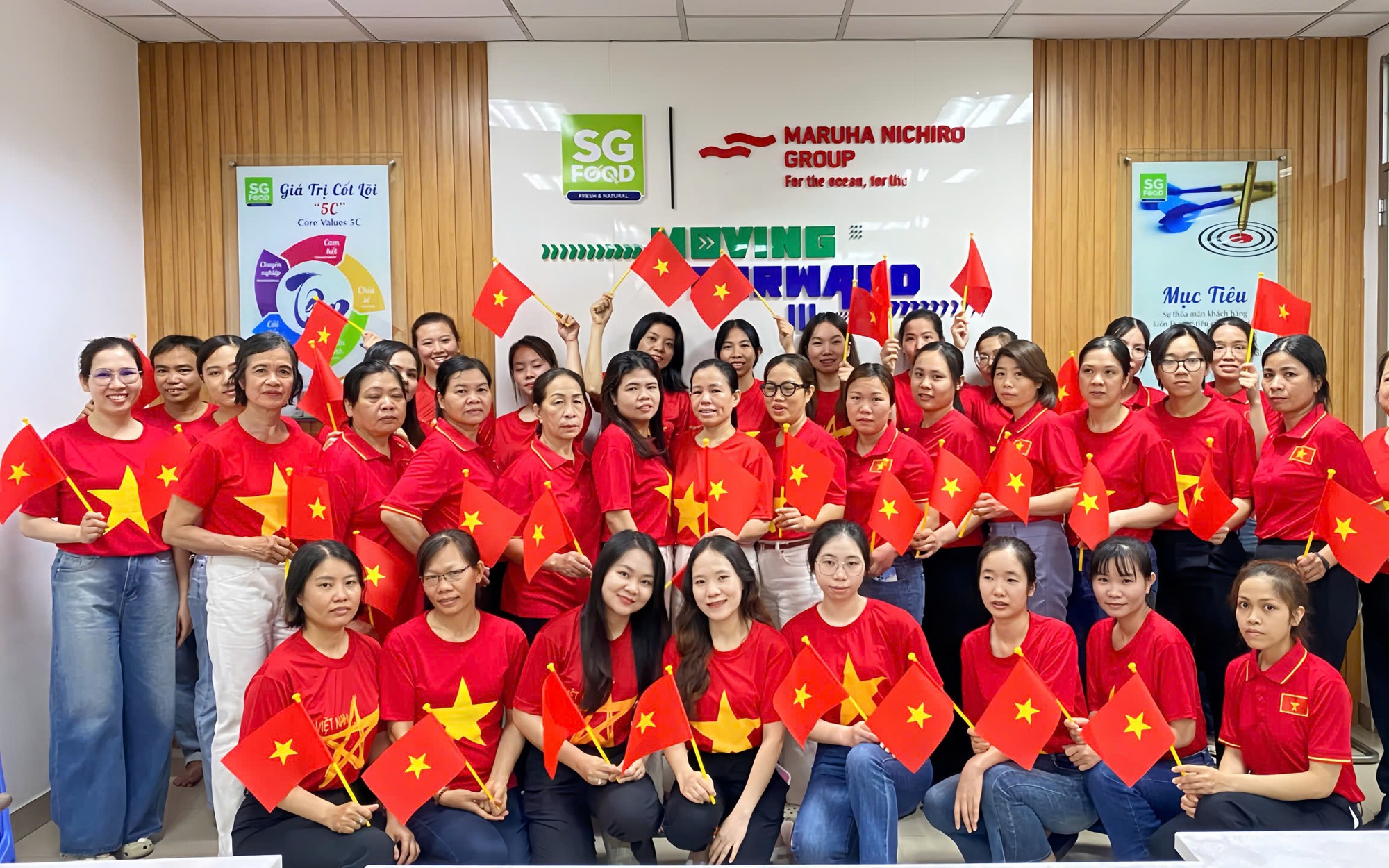 Giám đốc cùng công nhân hát vang "Như có Bác Hồ trong ngày vui đại thắng"