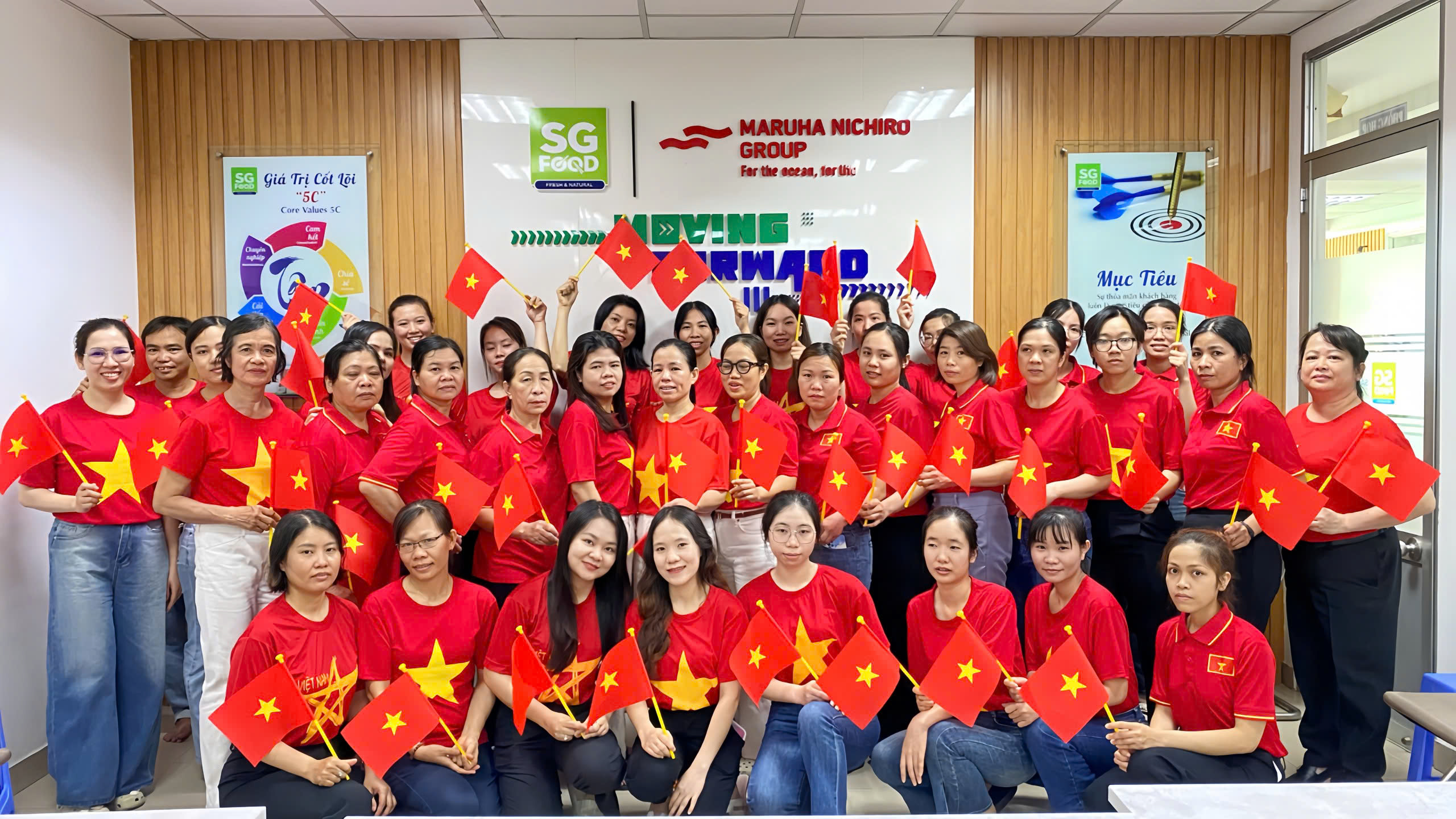 Giám đốc cùng công nhân hát vang "Như có Bác Hồ trong ngày vui đại thắng"- Ảnh 3.