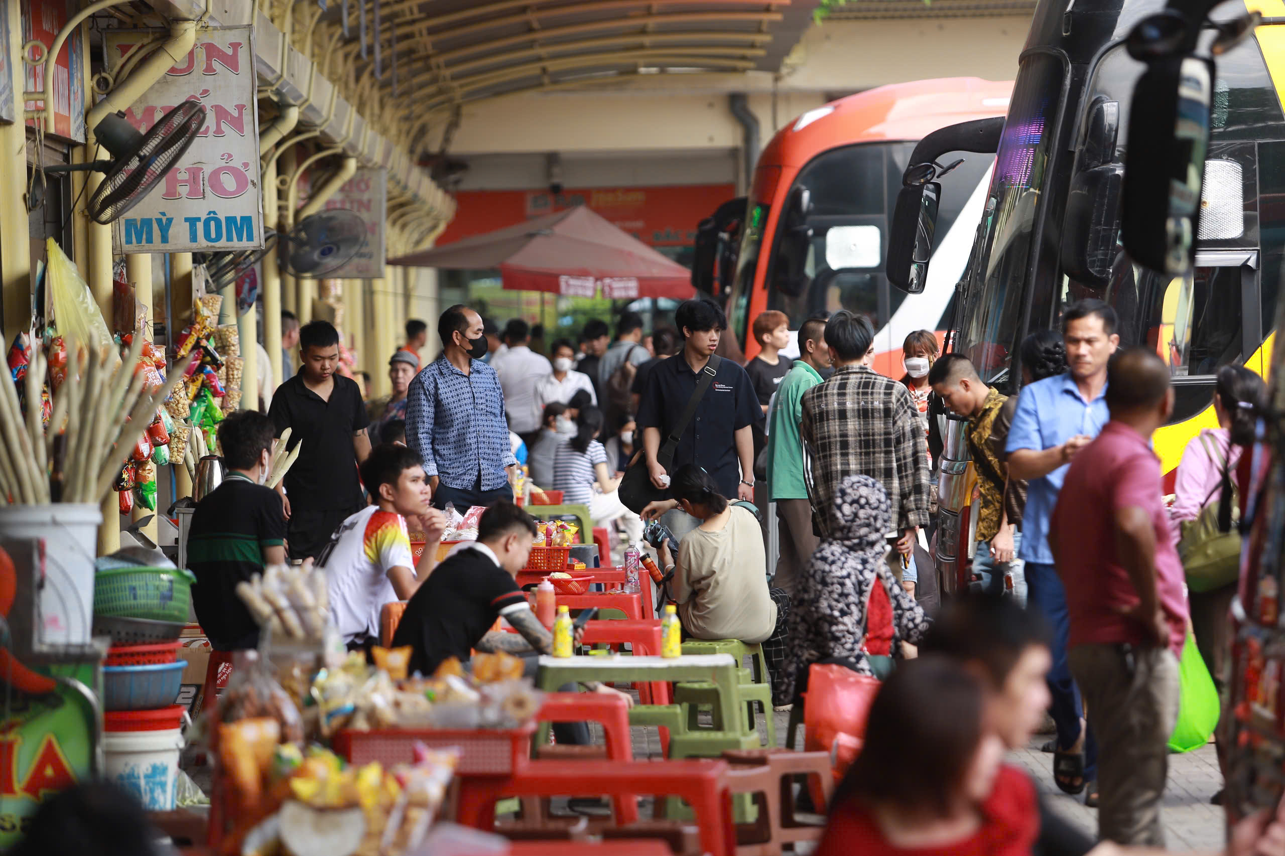 Người d&acirc;n đổ về qu&ecirc;, nhiều tuyến đường cửa ng&otilde; H&agrave; Nội &ugrave;n tắc- Ảnh 10.