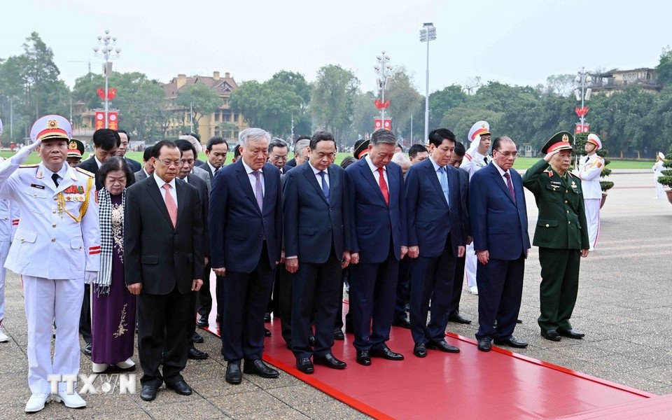 Lãnh đạo Đảng, Nhà nước vào Lăng viếng 
Chủ tịch Hồ Chí Minh