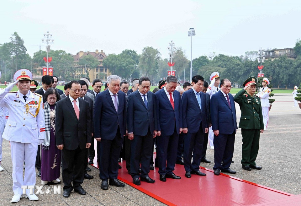 L&atilde;nh đạo Đảng, Nh&agrave; nước v&agrave;o Lăng viếng Chủ tịch Hồ Ch&iacute; Minh - Ảnh 2.