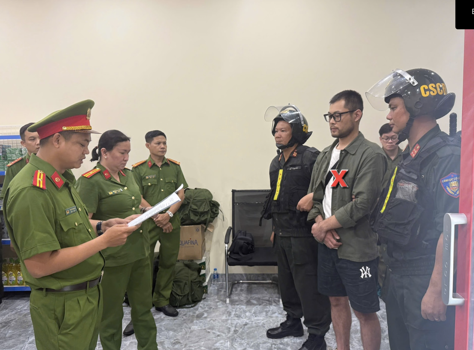 C&ocirc;ng an TP HCM đồng loạt kh&aacute;m x&eacute;t 6 địa điểm, bắt giữ 31 người- Ảnh 6.