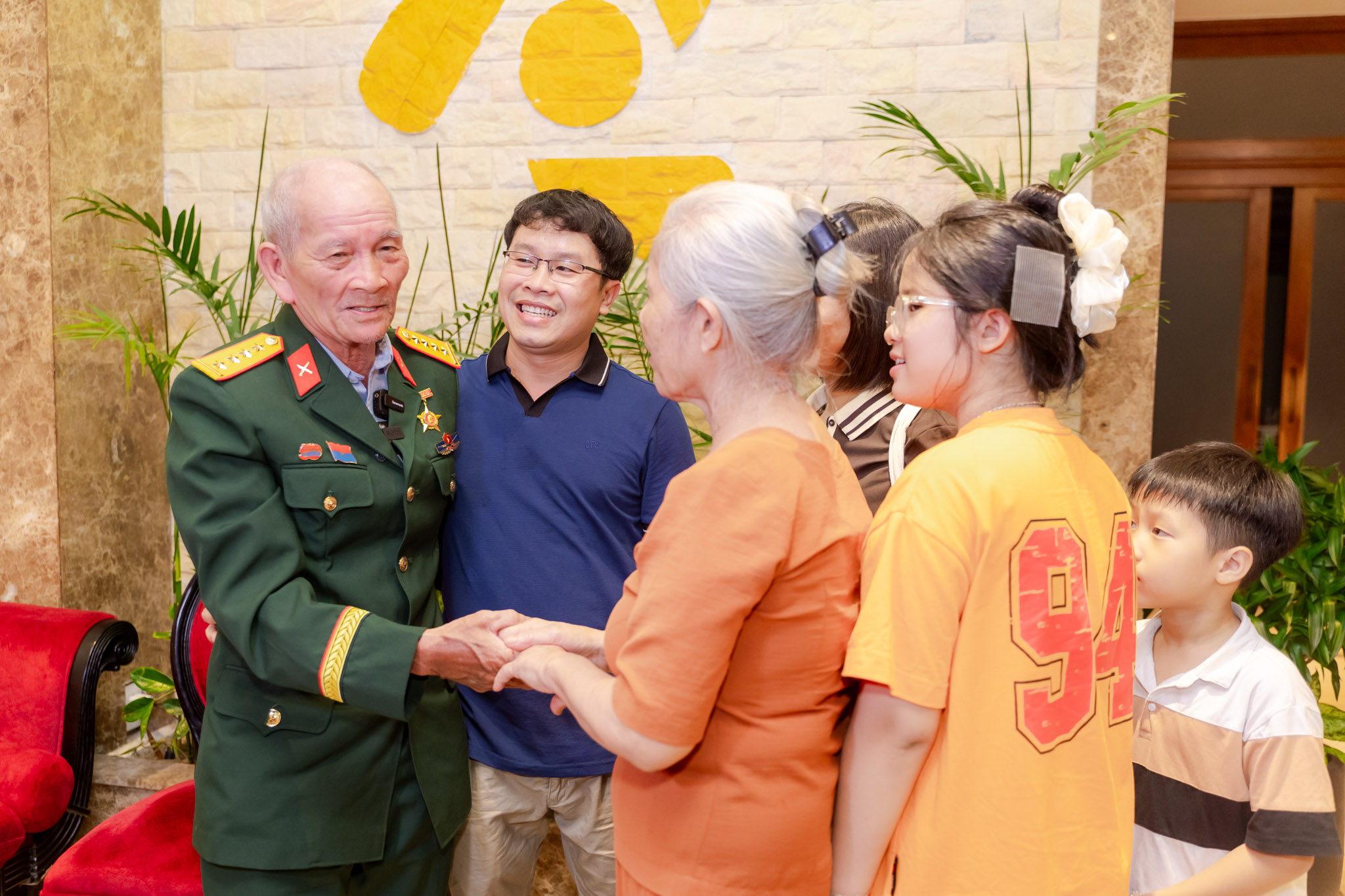 VIDEO: Cụ Thanh "phượt" xe máy hơn 1.300 km vào TP HCM để ngắm hòa bình đất nước- Ảnh 2.