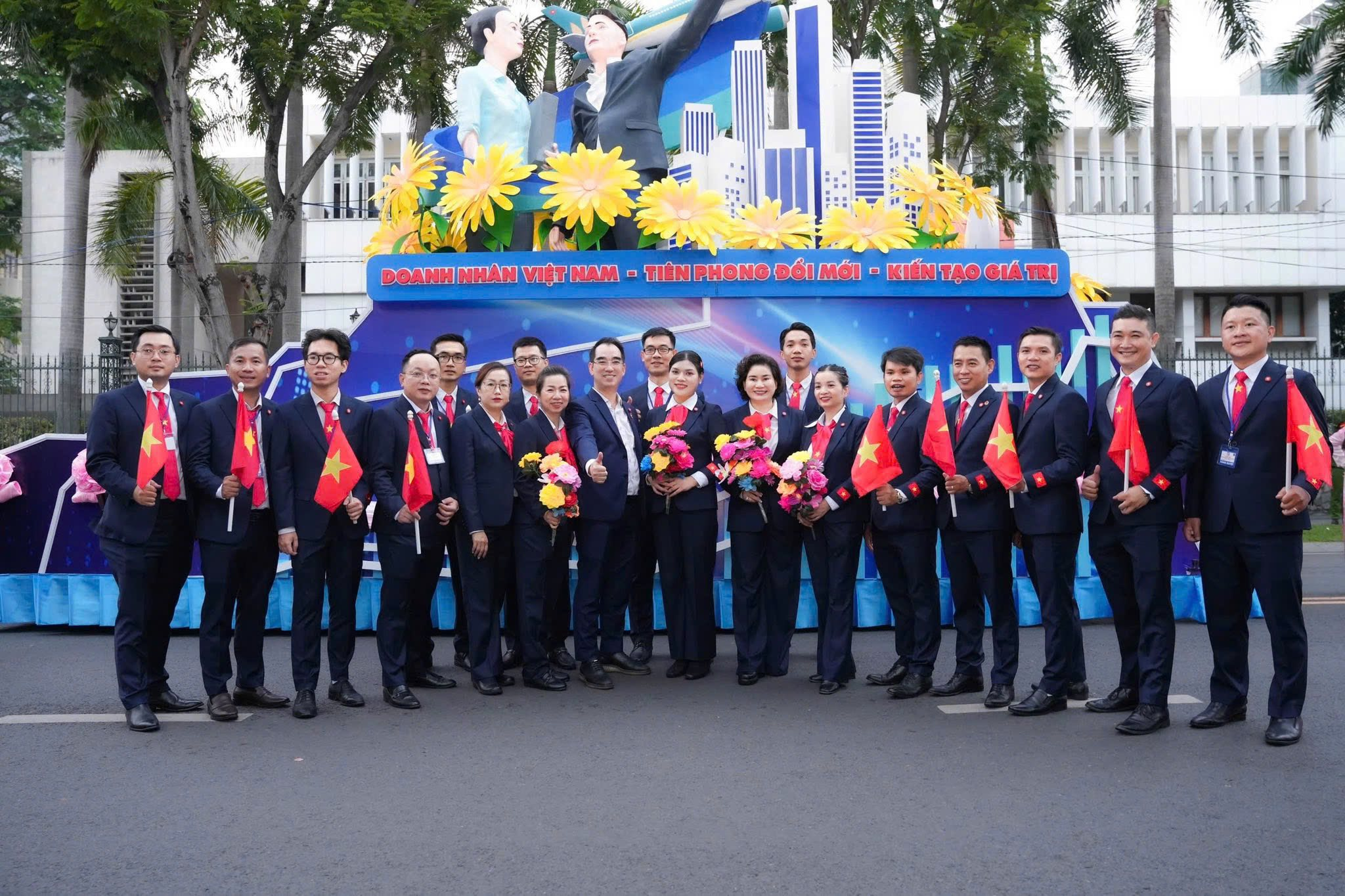 Mon Amie đồng h&agrave;nh c&ugrave;ng Khối Doanh nh&acirc;n tại sự kiện diễu h&agrave;nh 30/4, kỷ niệm 50 năm - Ảnh 1.