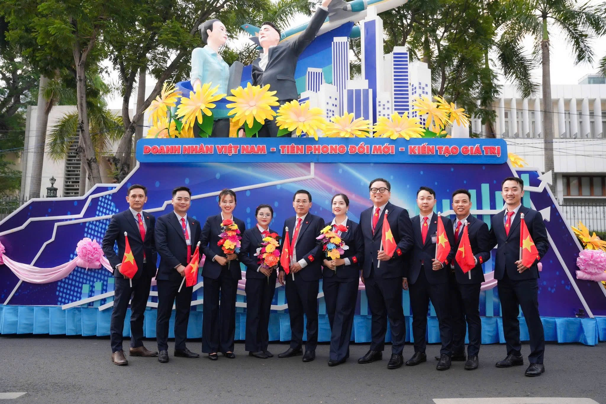 Mon Amie đồng h&agrave;nh c&ugrave;ng Khối Doanh nh&acirc;n tại sự kiện diễu h&agrave;nh 30/4, kỷ niệm 50 năm - Ảnh 2.