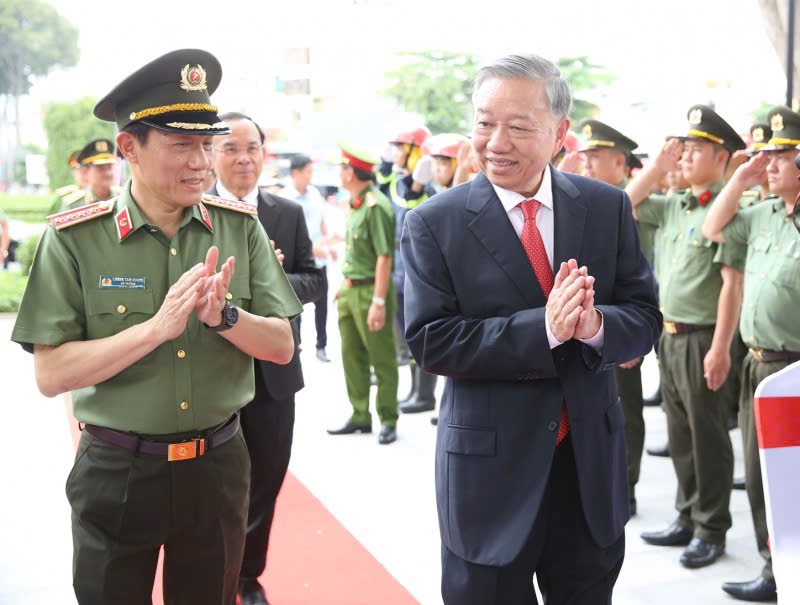 Tổng B&iacute; thư T&ocirc; L&acirc;m dự Lễ kh&aacute;nh th&agrave;nh Tượng đ&agrave;i C&ocirc;ng an nh&acirc;n d&acirc;n tại TP HCM- Ảnh 1.