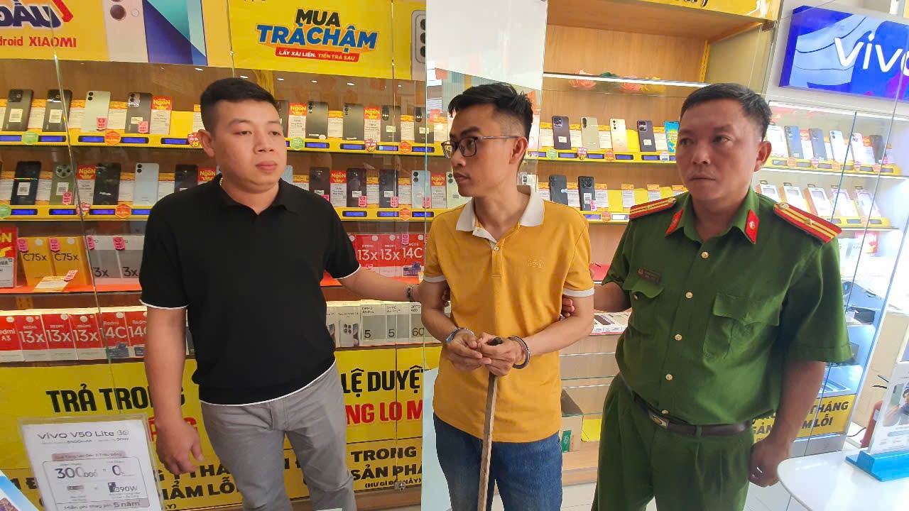 Quản l&yacute; cửa h&agrave;ng Điện M&aacute;y Xanh đột nhập trộm 18 điện thoại- Ảnh 1.