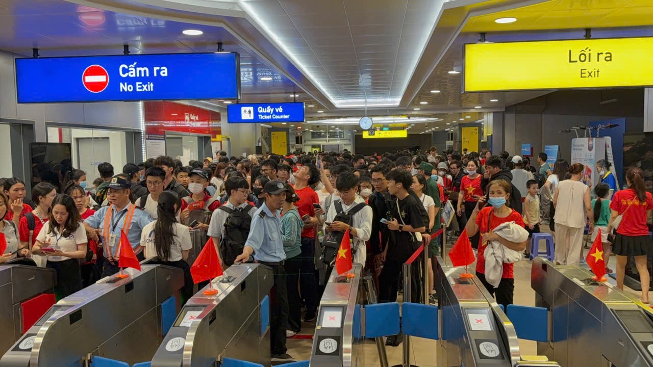 Ngay l&uacute;c n&agrave;y, metro ken k&iacute;n người d&acirc;n đổ về trung t&acirc;m TP HCM- Ảnh 1.