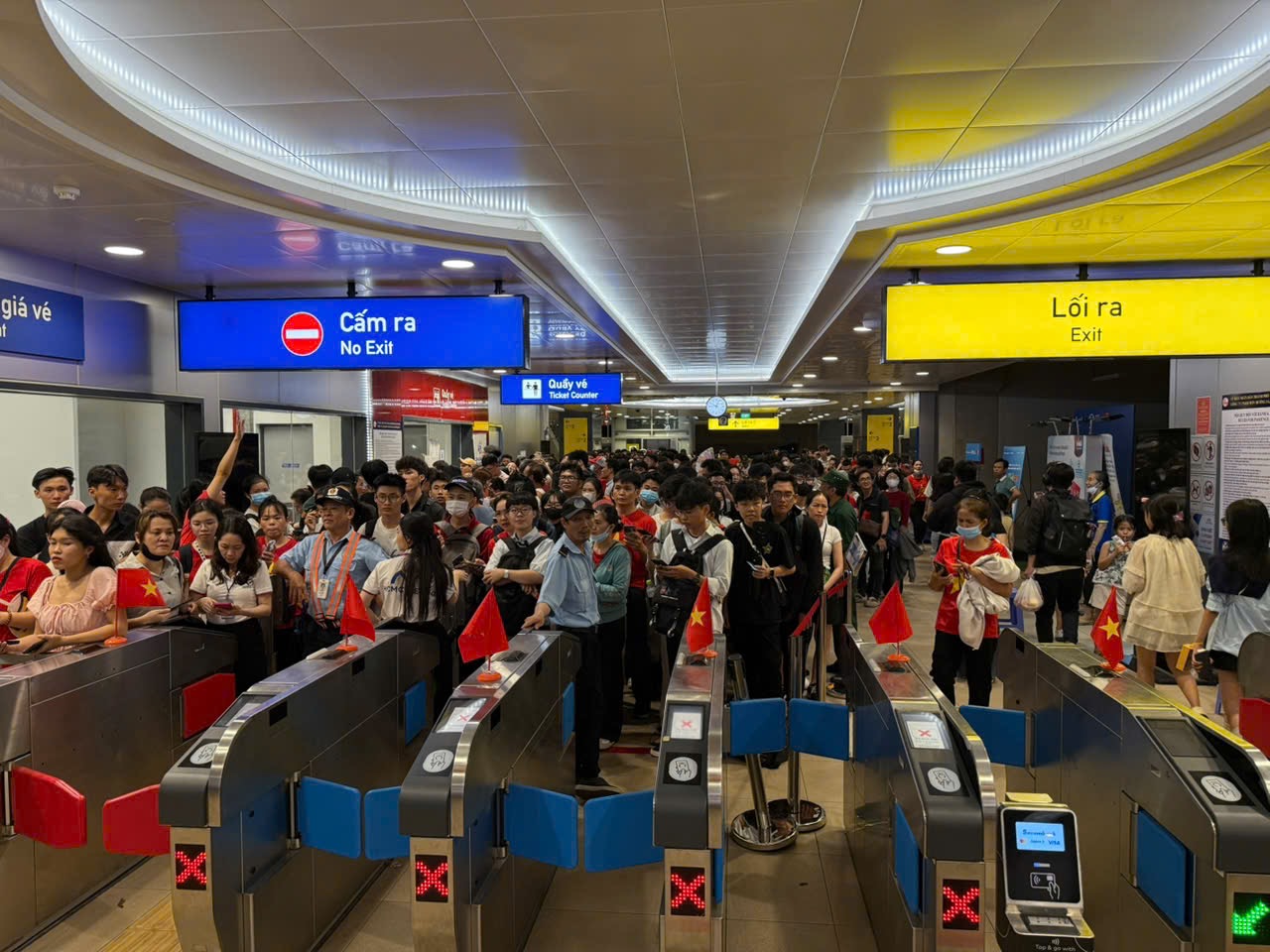 Ngay l&uacute;c n&agrave;y, metro ken k&iacute;n người d&acirc;n đổ về trung t&acirc;m TP HCM- Ảnh 2.