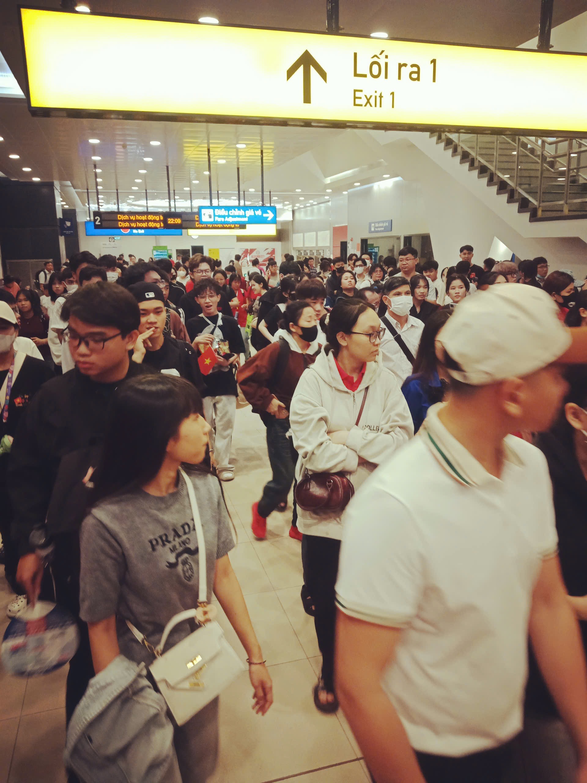 Ngay l&uacute;c n&agrave;y, metro ken k&iacute;n người d&acirc;n đổ về trung t&acirc;m TP HCM- Ảnh 4.