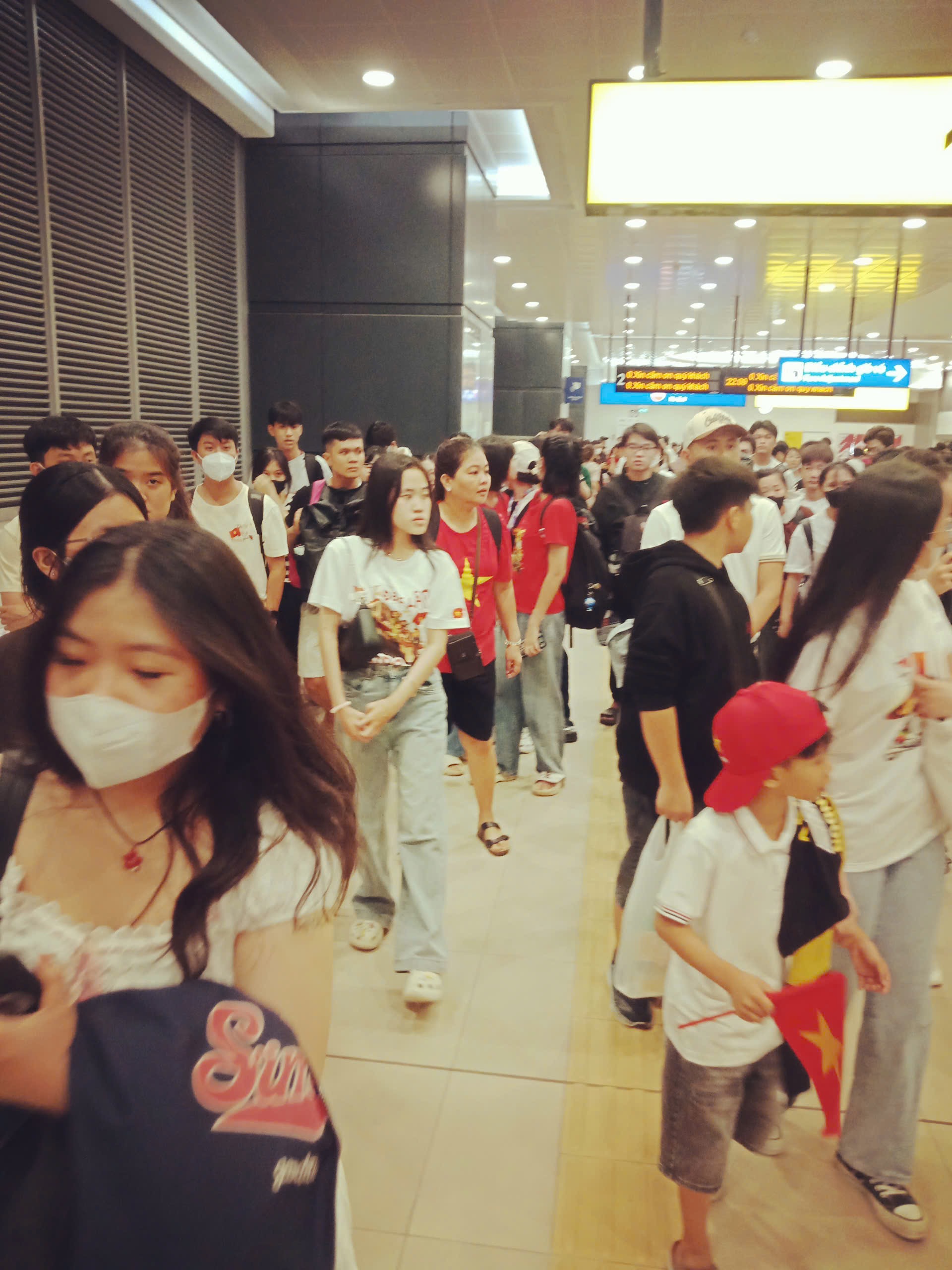 Ngay l&uacute;c n&agrave;y, metro ken k&iacute;n người d&acirc;n đổ về trung t&acirc;m TP HCM- Ảnh 3.