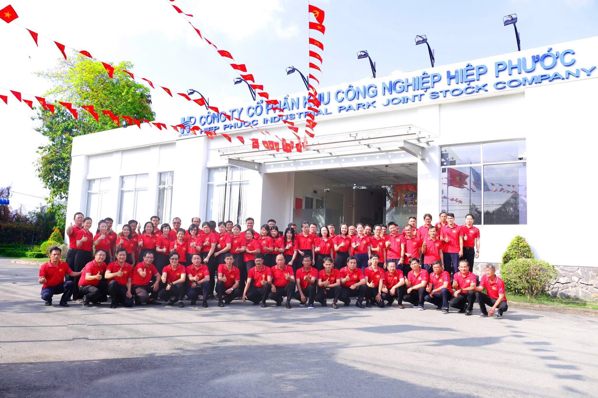 Giám đốc cùng công nhân hát vang "Như có Bác Hồ trong ngày vui đại thắng"- Ảnh 5.