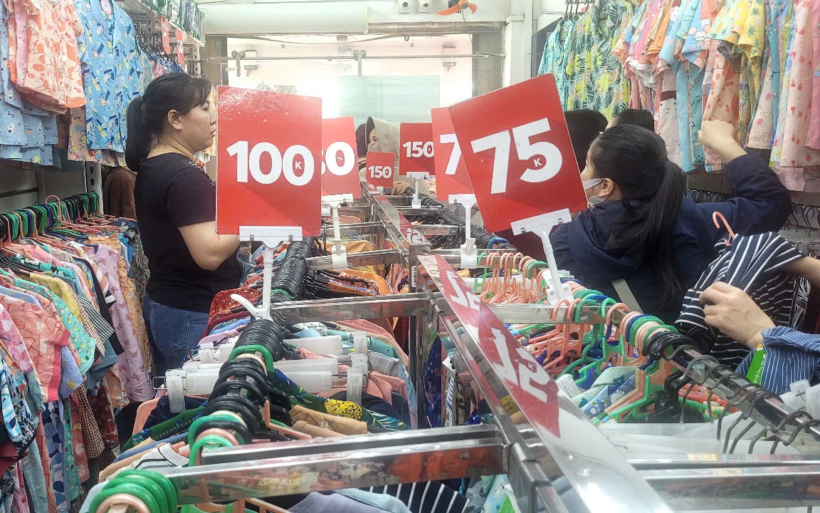 Hàng hóa giảm giá mạnh, khách hàng mua sắm xuyên trưa trước nghỉ lễ