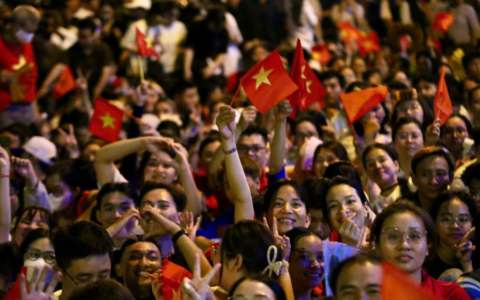 Xuyên đêm vang bản hùng ca