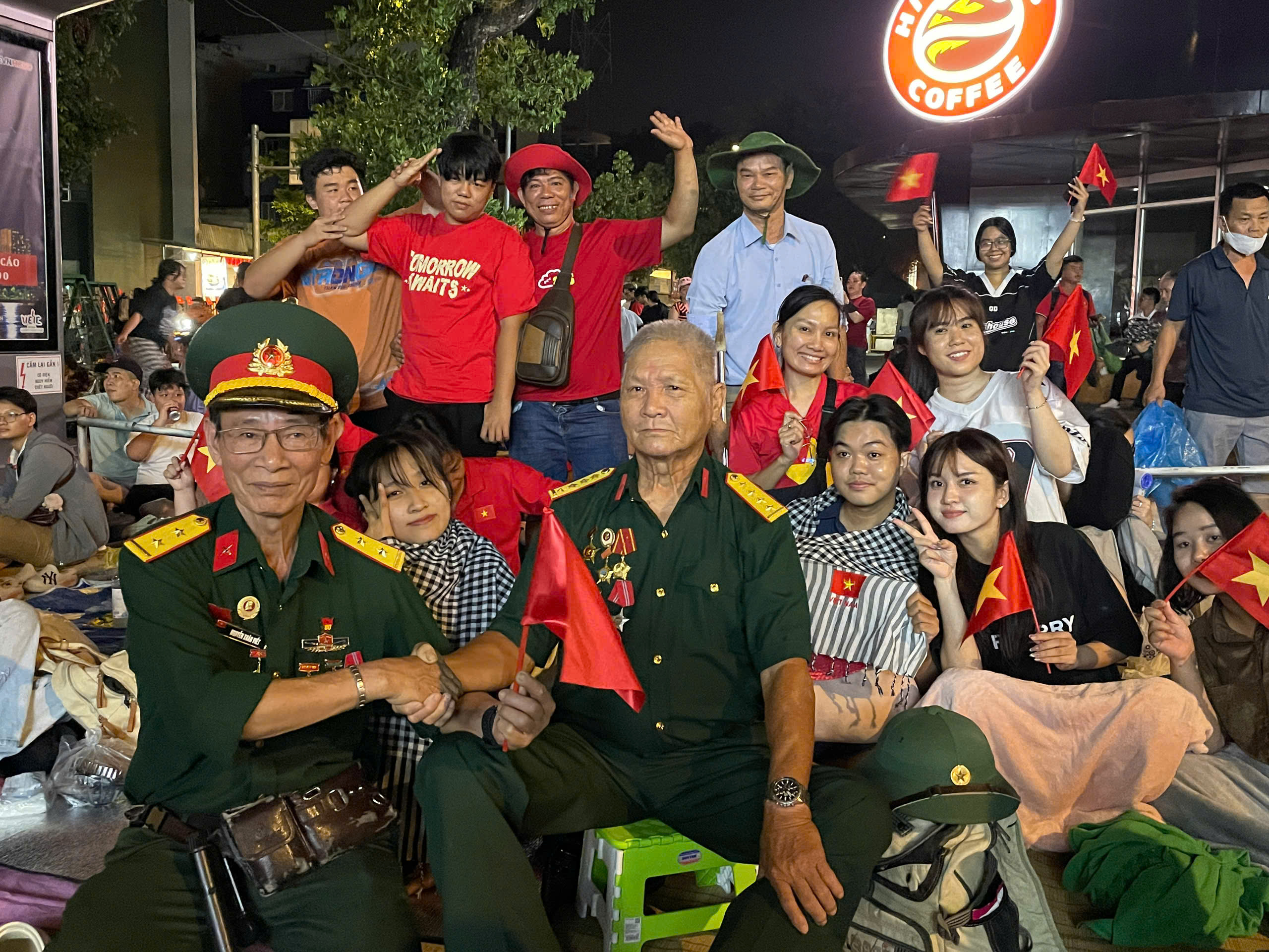 Xuy&ecirc;n đ&ecirc;m vang bản h&ugrave;ng ca- Ảnh 3.