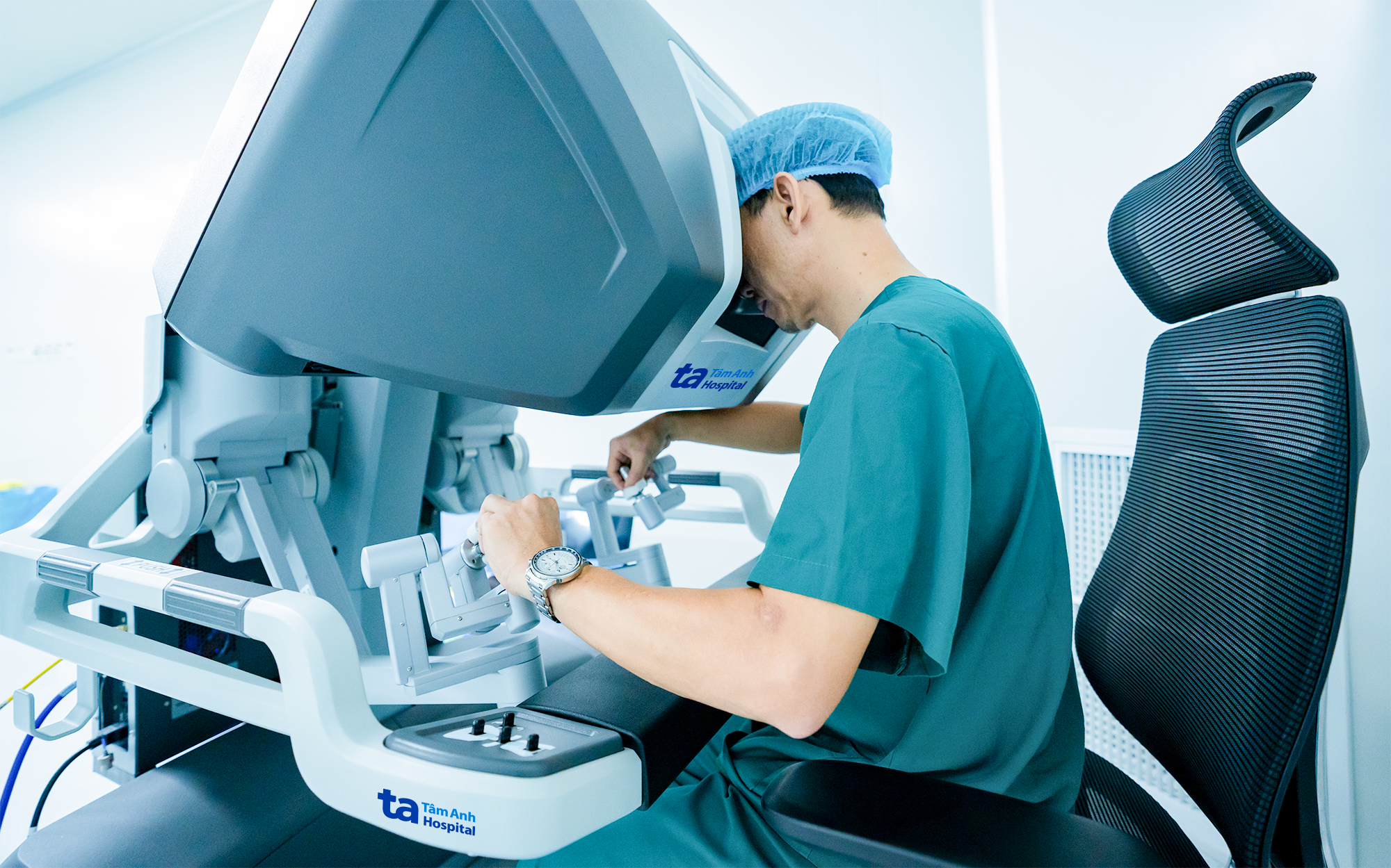 TP HCM có “Siêu Robot” bốn cánh tay giúp bác sĩ mổ hơn 120 loại bệnh nguy hiểm- Ảnh 2.