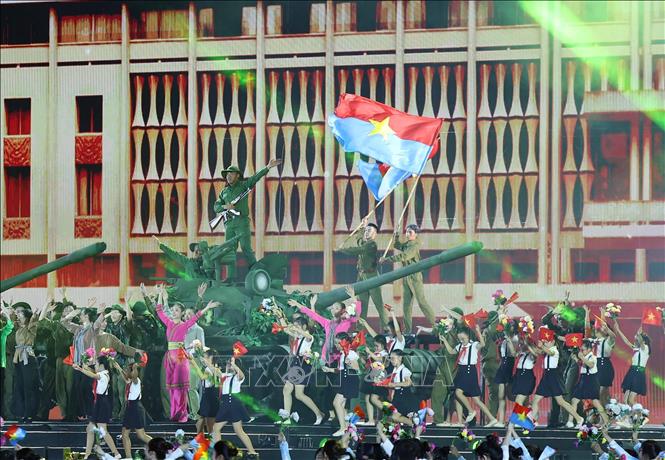 Tổng Bí thư Tô Lâm dự Chương trình nghệ thuật đặc biệt "Mùa Xuân thống nhất" - Ảnh 2.