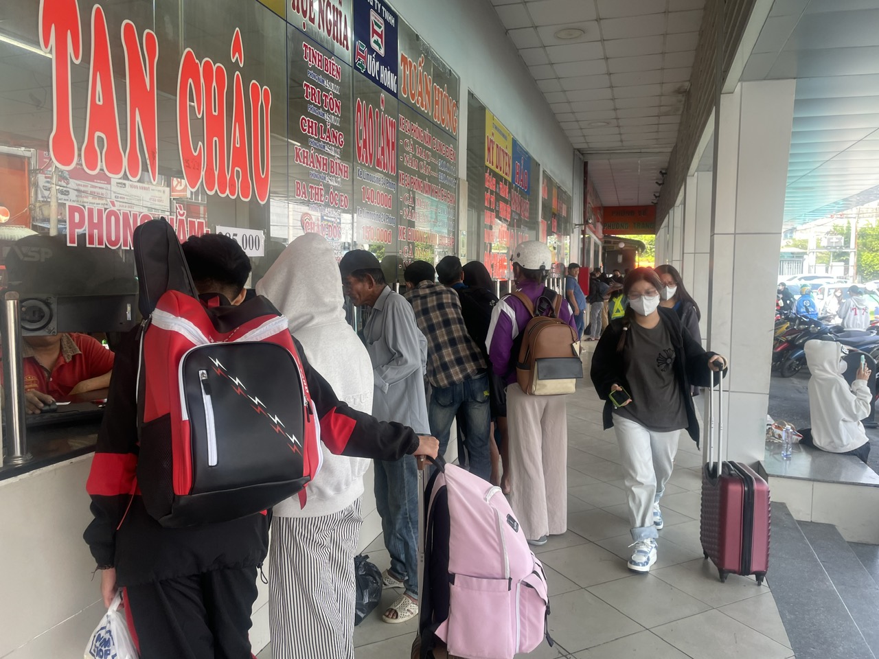  Từ trưa 29-4: Kh&aacute;ch &ugrave;n &ugrave;n đổ về c&aacute;c bến xe lớn của TP HCM - Ảnh 5.