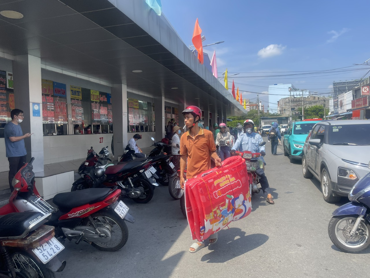  Từ trưa 29-4: Kh&aacute;ch &ugrave;n &ugrave;n đổ về c&aacute;c bến xe lớn của TP HCM - Ảnh 7.