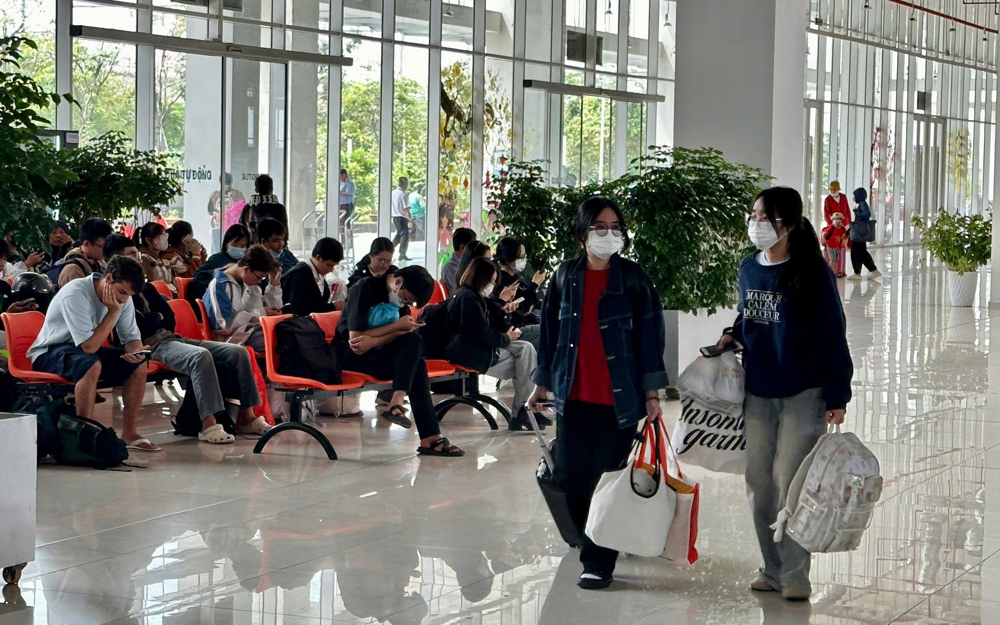 Từ trưa 29-4, người dân bắt đầu ùn ùn đổ về các bến xe lớn tại TP HCM
