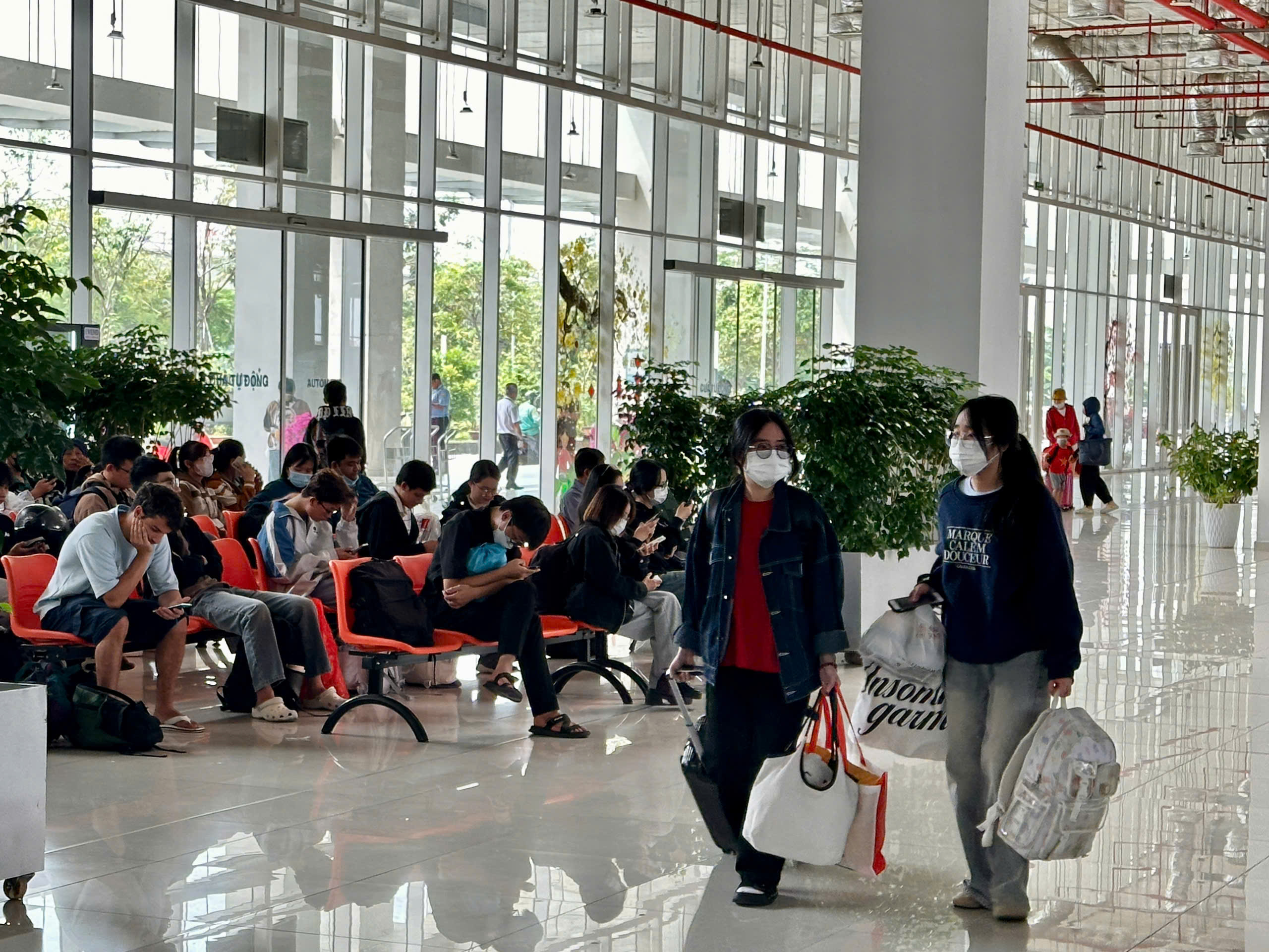  Từ trưa 29-4: Kh&aacute;ch &ugrave;n &ugrave;n đổ về c&aacute;c bến xe lớn của TP HCM - Ảnh 2.