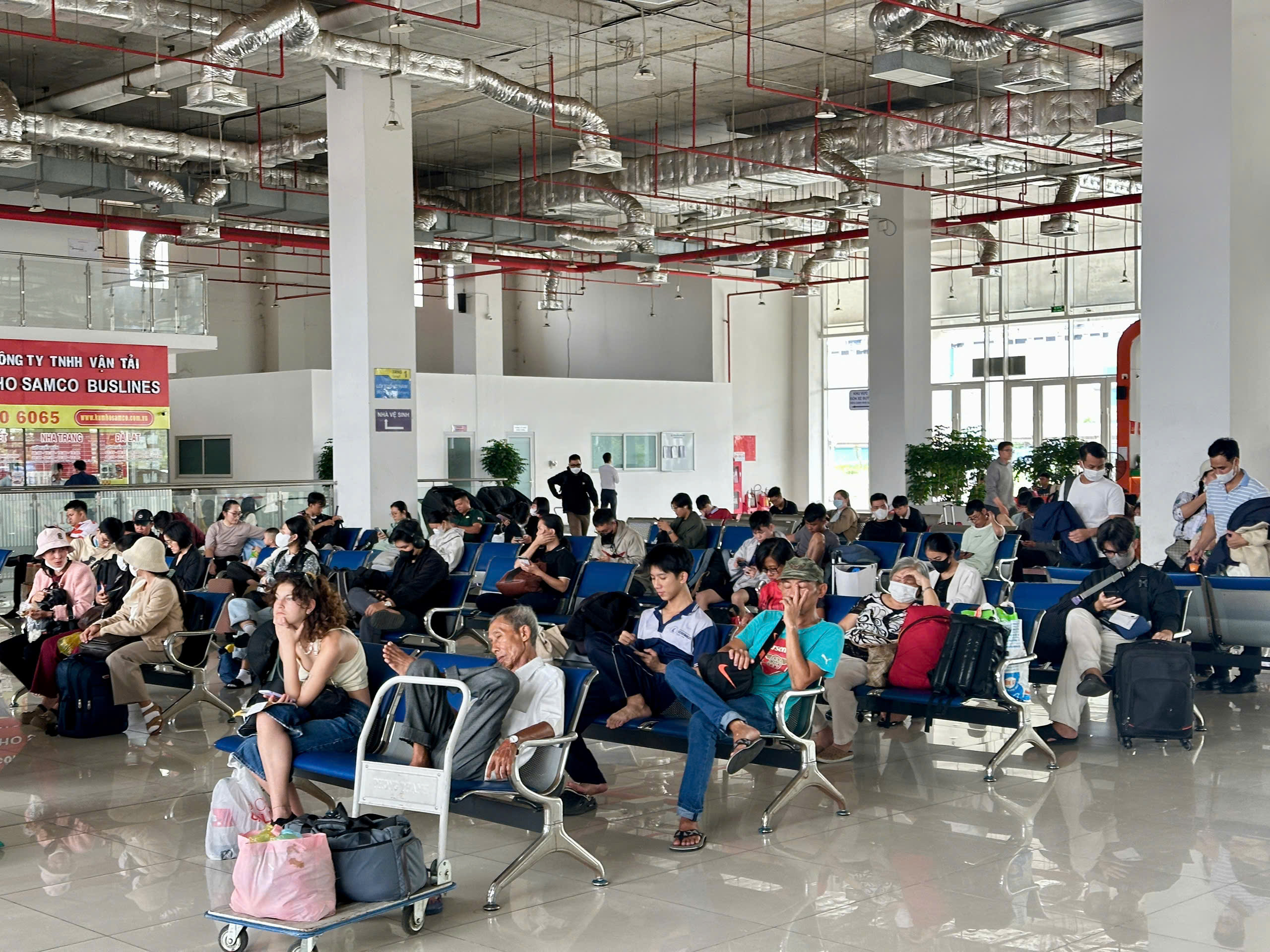 Từ trưa 29-4: Kh&aacute;ch &ugrave;n &ugrave;n đổ về c&aacute;c bến xe lớn của TP HCM - Ảnh 3.