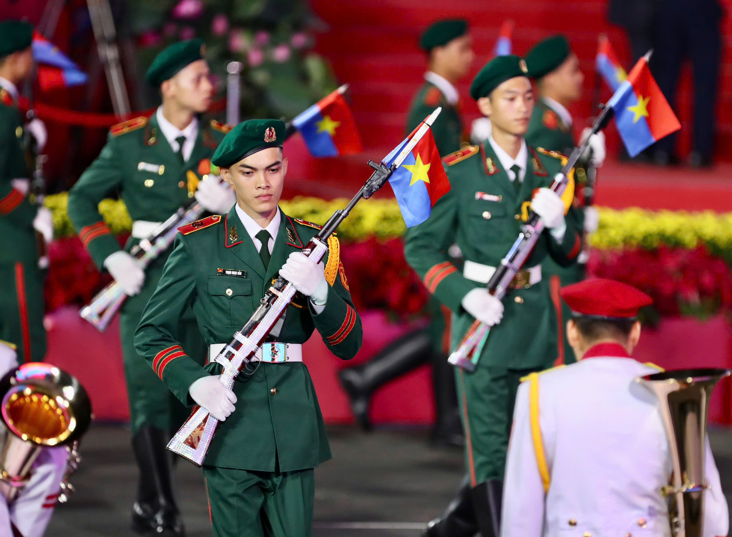 Lực lượng diễu binh, diễu hành đã có mặt ở khu vực tổ chức Đại lễ 30-4 - Ảnh 1.