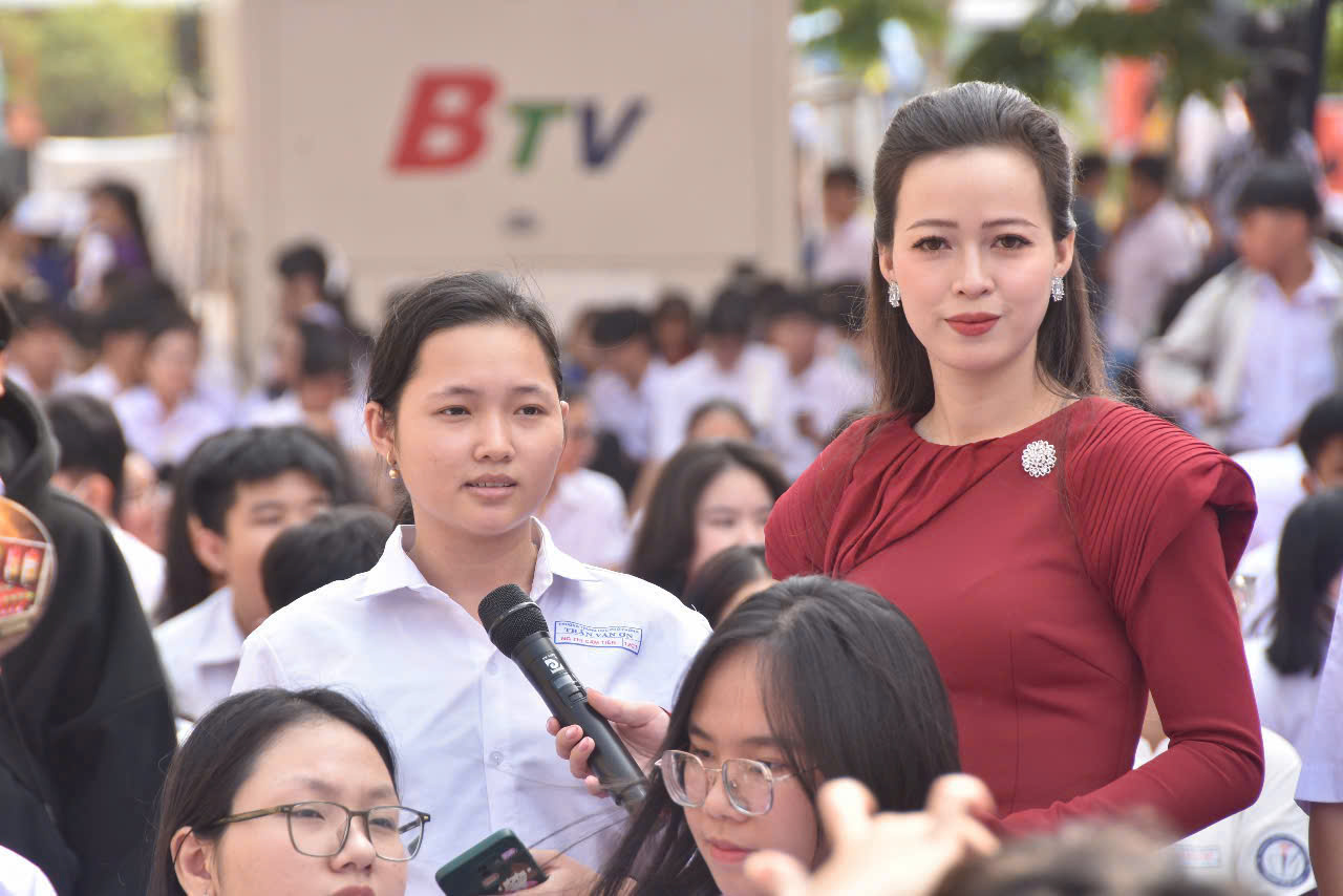 Sáng 5-4, "Đưa trường học đến thí sinh" tại TP HCM- Ảnh 1.